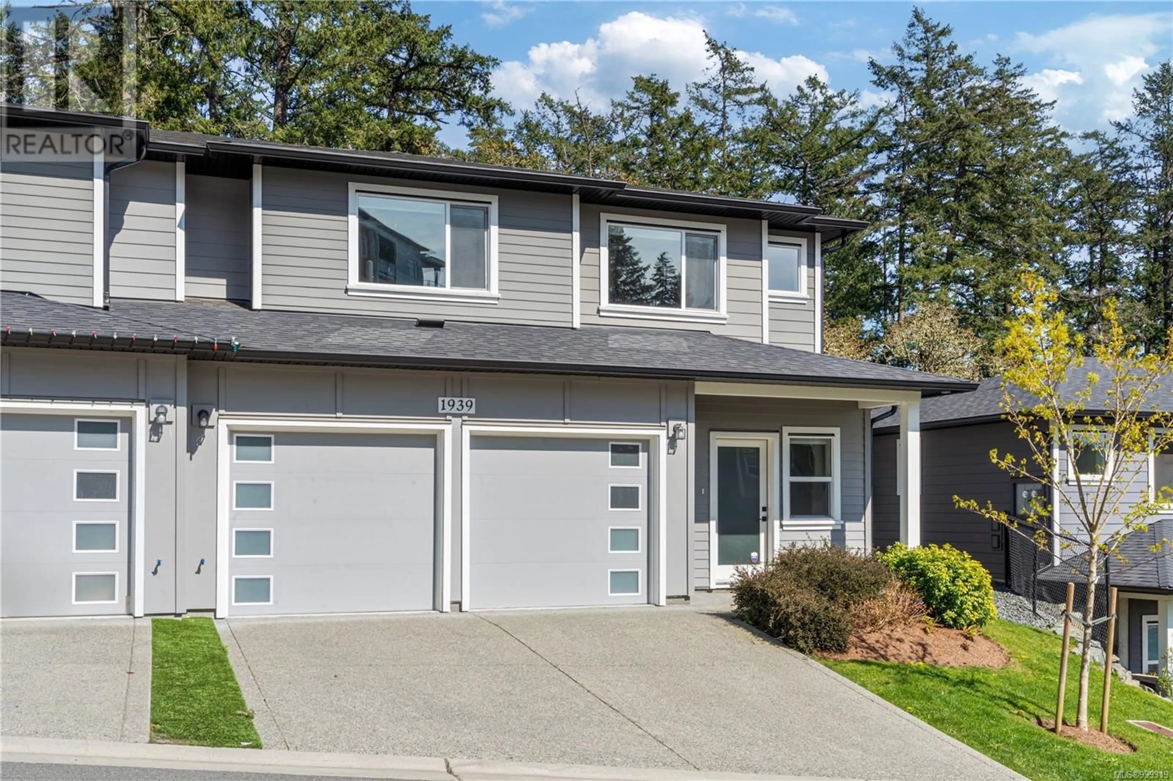Home with vinyl exterior material, street for 1939 WEST PARK LANE, View Royal British Columbia V9B3R9