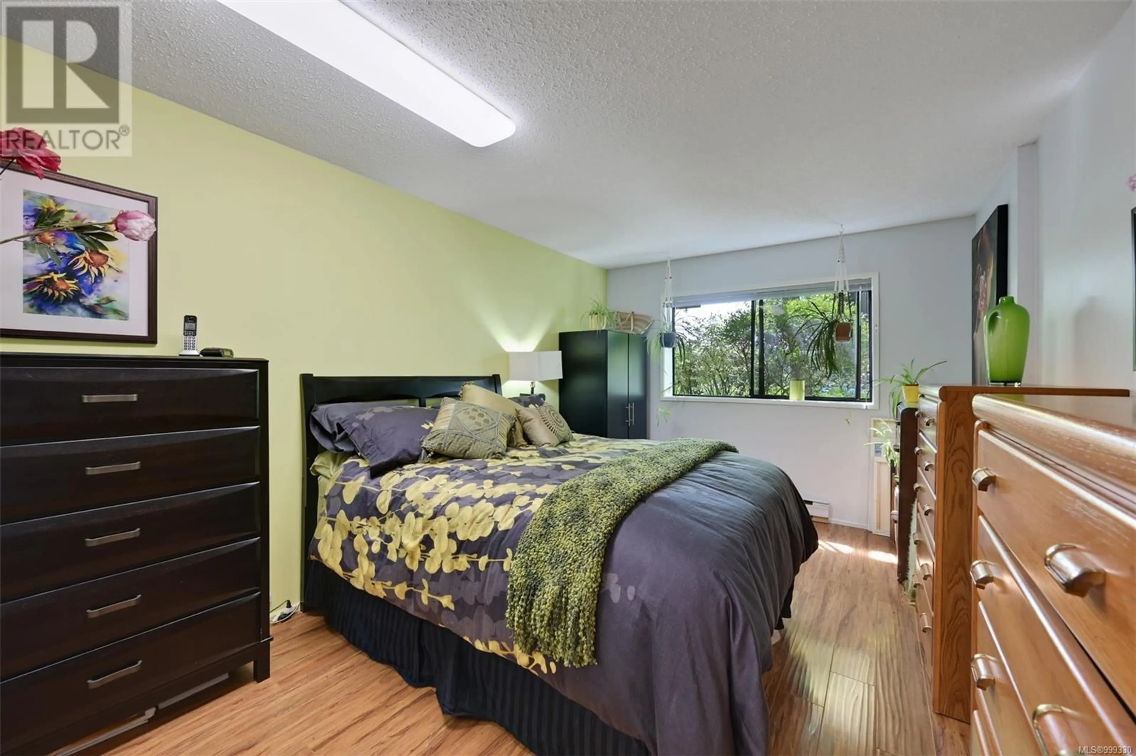 Bedroom with bed, wood/laminate floor for 103 - 79 GORGE ROAD WEST, Saanich British Columbia V9A1L9