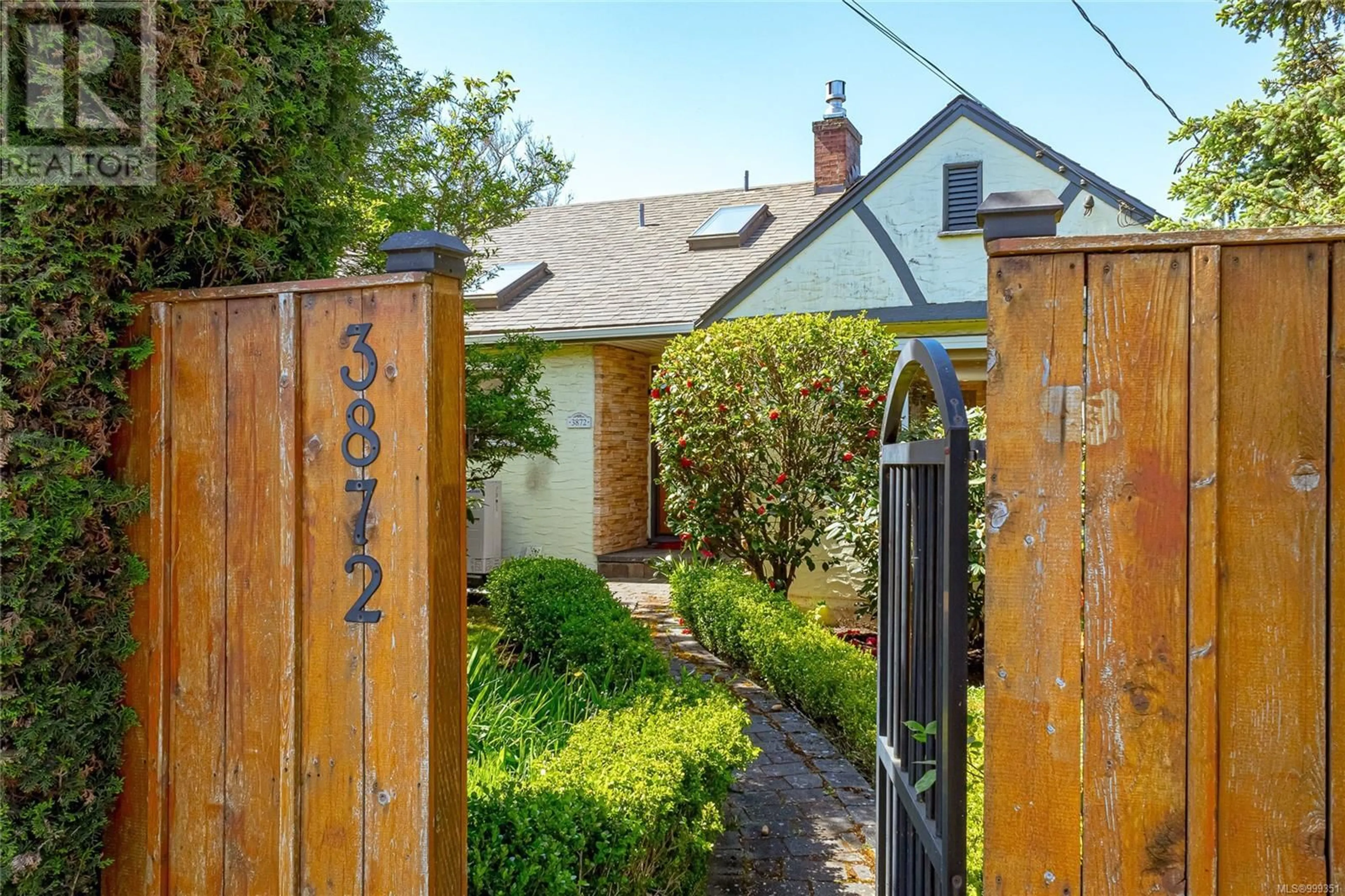 A pic from outside/outdoor area/front of a property/back of a property/a pic from drone, street for 3872 CAREY ROAD, Saanich British Columbia V8Z4C7