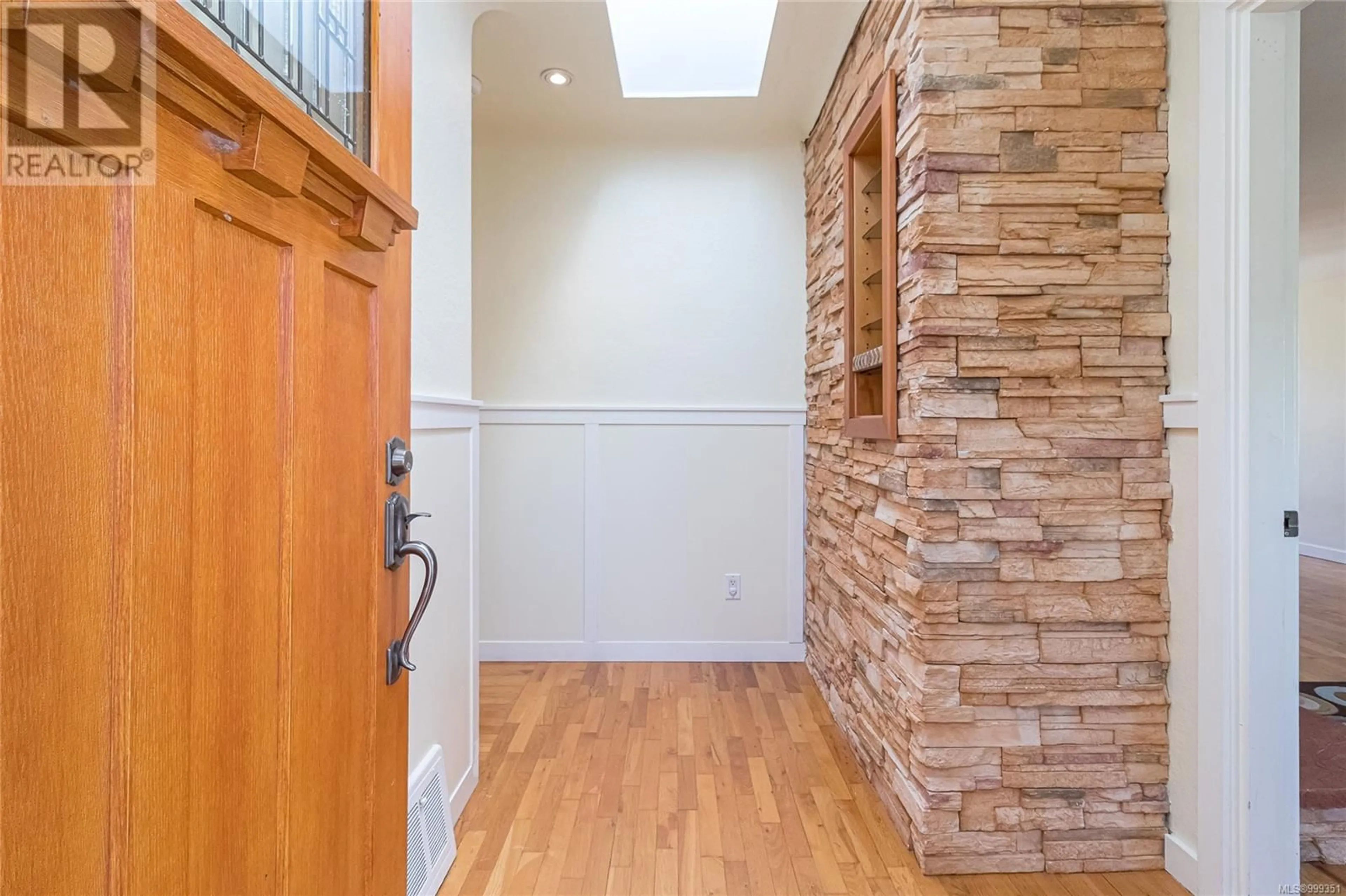 Indoor entryway for 3872 CAREY ROAD, Saanich British Columbia V8Z4C7