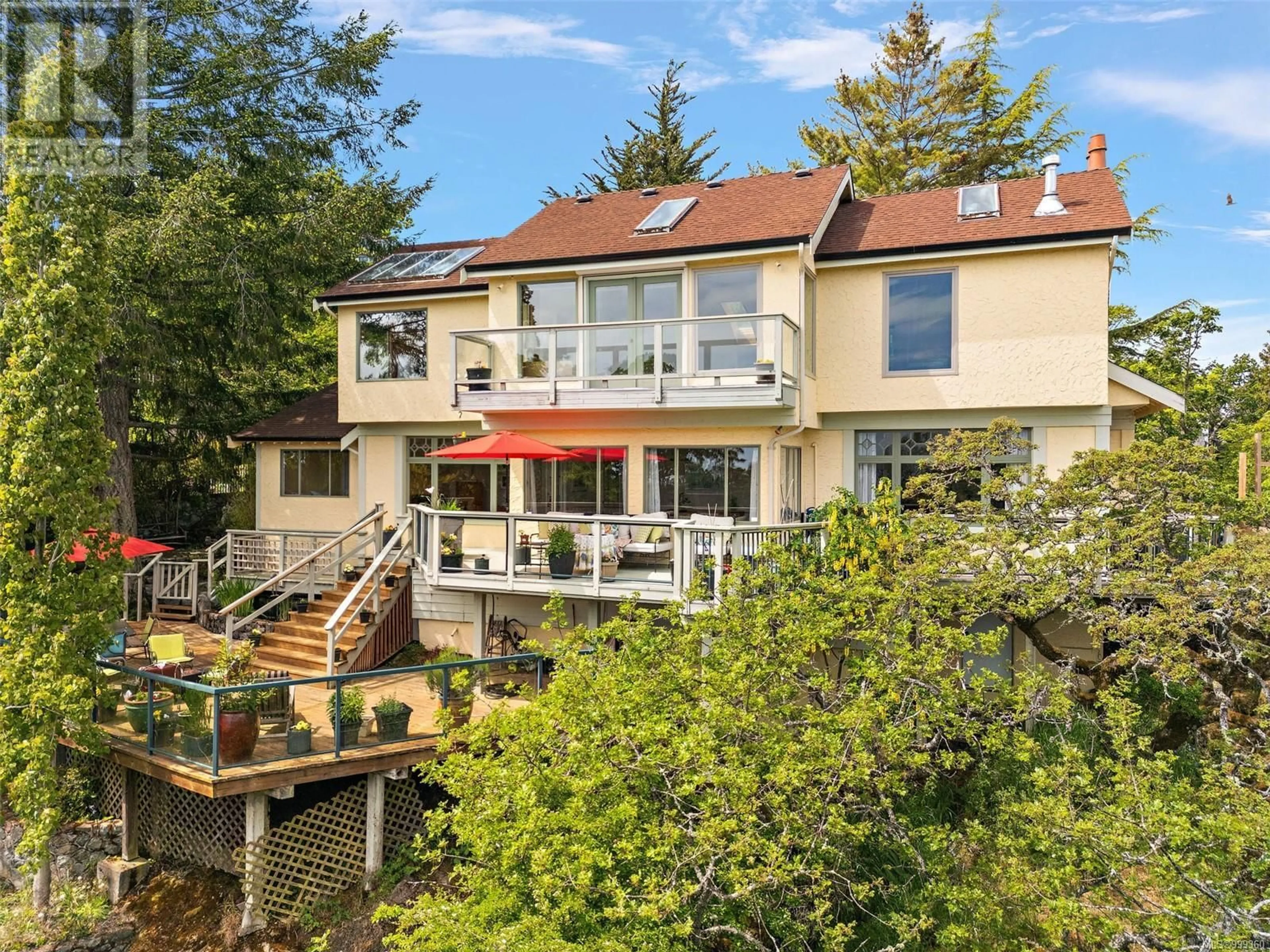 A pic from outside/outdoor area/front of a property/back of a property/a pic from drone, water/lake/river/ocean view for 1019 TERRACE AVENUE, Victoria British Columbia V8S3V2
