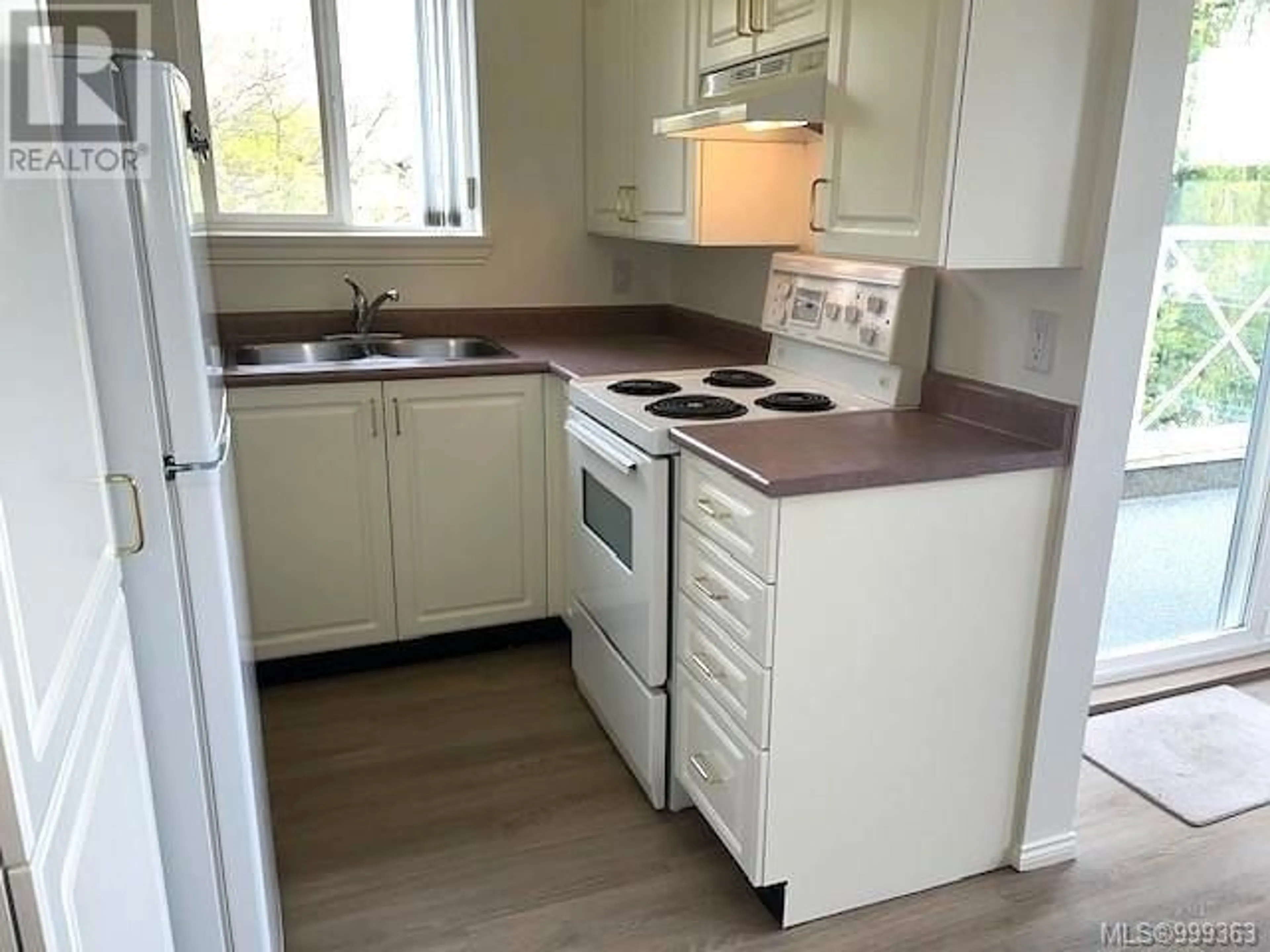 Standard kitchen, wood/laminate floor for 310 - 750 MEMORIAL AVENUE, Qualicum Beach British Columbia V9K2P6
