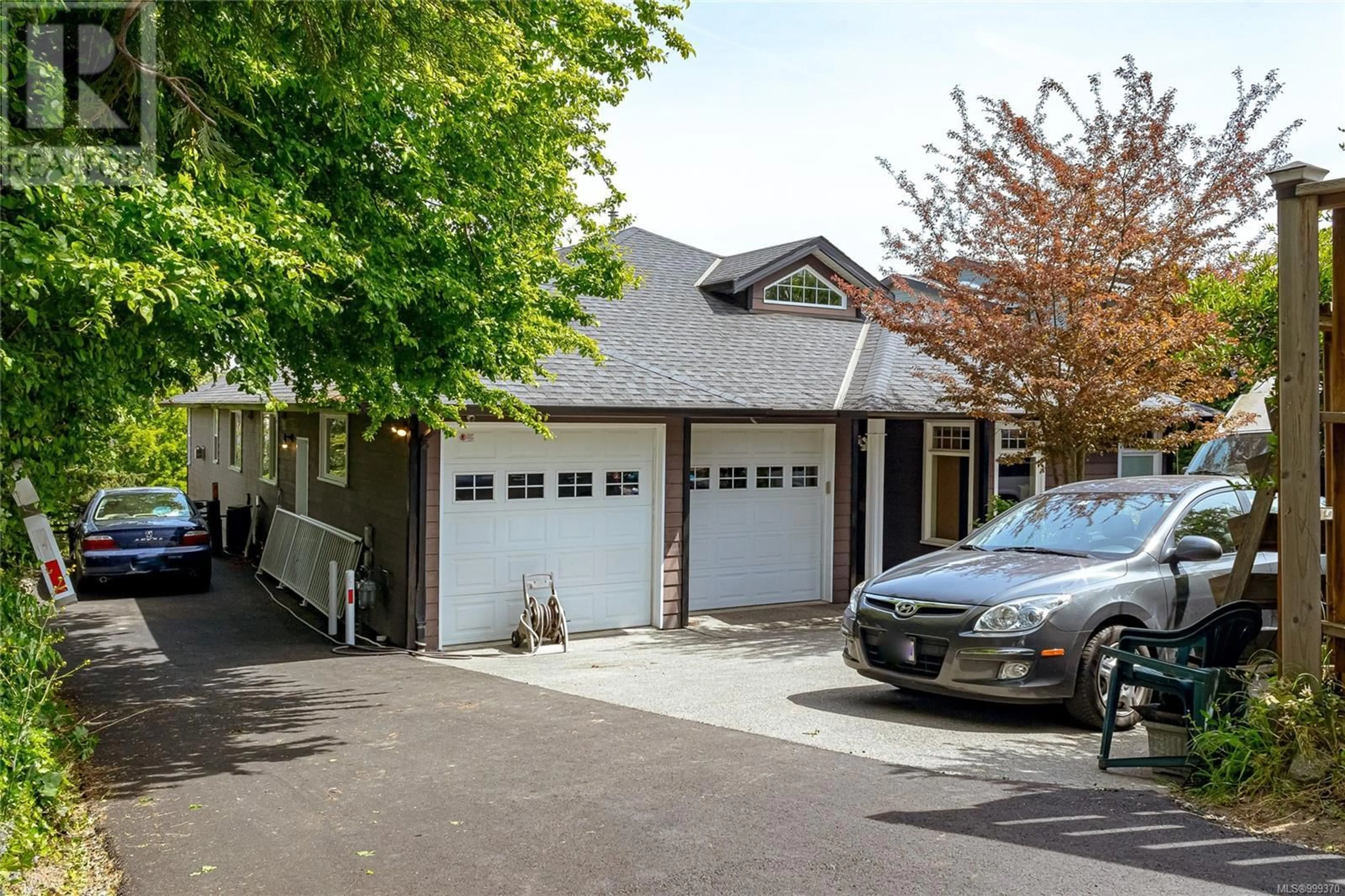 Indoor garage for 3831 ROWLAND AVENUE, Saanich British Columbia V8Z1X8