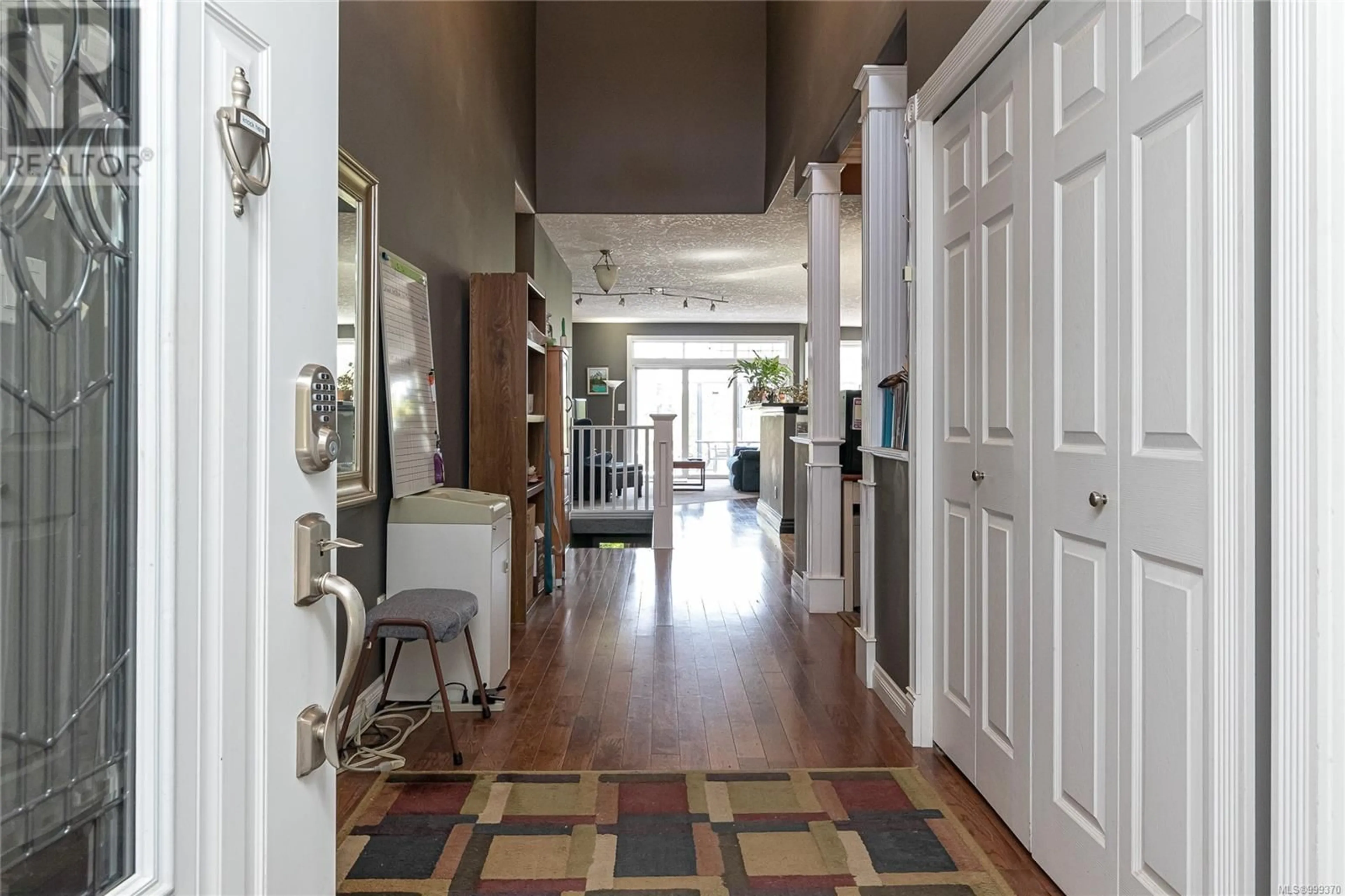 Indoor foyer for 3831 ROWLAND AVENUE, Saanich British Columbia V8Z1X8
