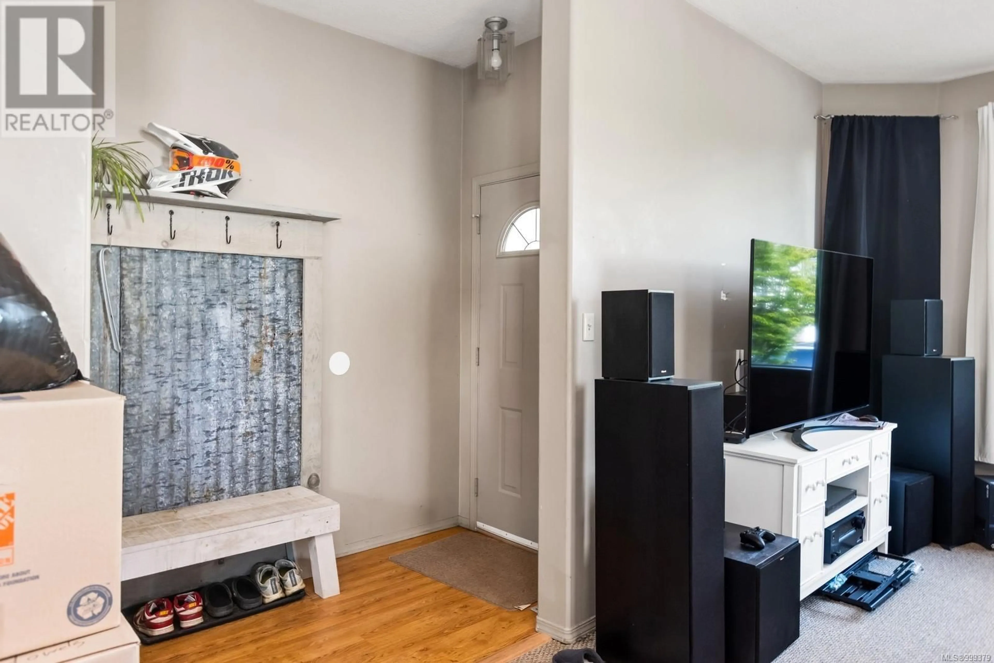 Indoor entryway for 8039 SPINNAKER DRIVE, Crofton British Columbia V0R1R0