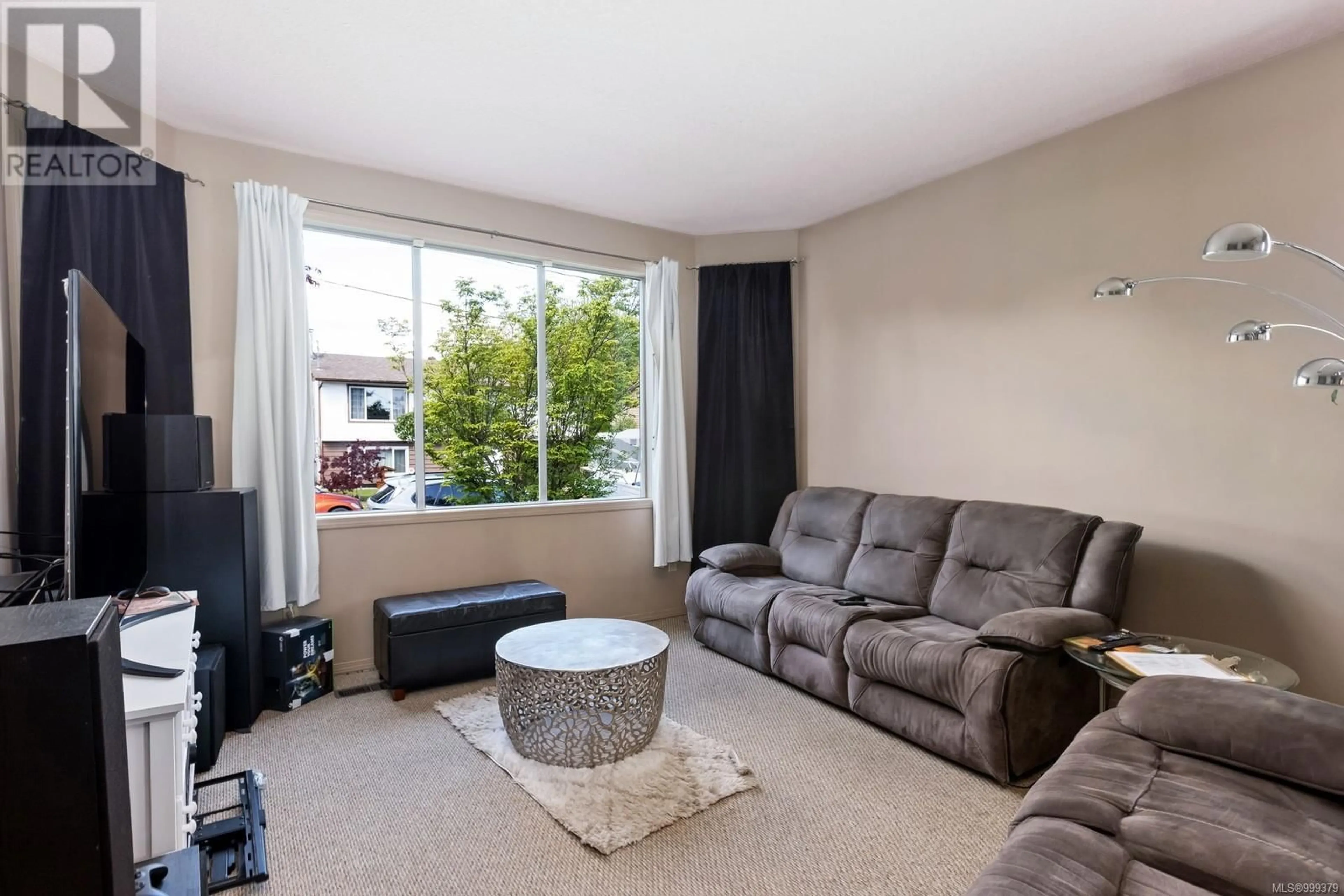 Living room with furniture, unknown for 8039 SPINNAKER DRIVE, Crofton British Columbia V0R1R0