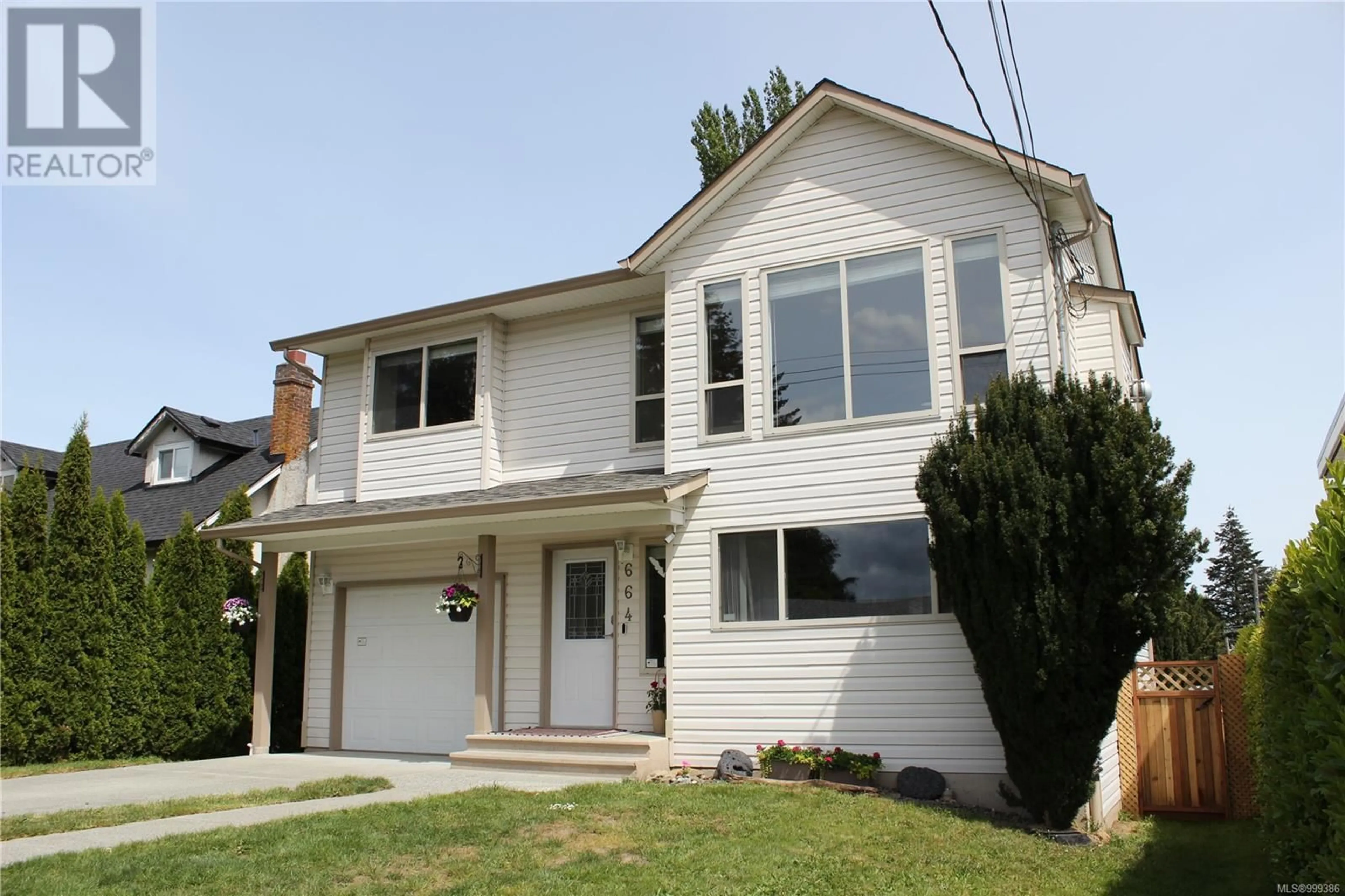 Home with vinyl exterior material, street for 664 HAMILTON AVENUE, Nanaimo British Columbia V9R4G4