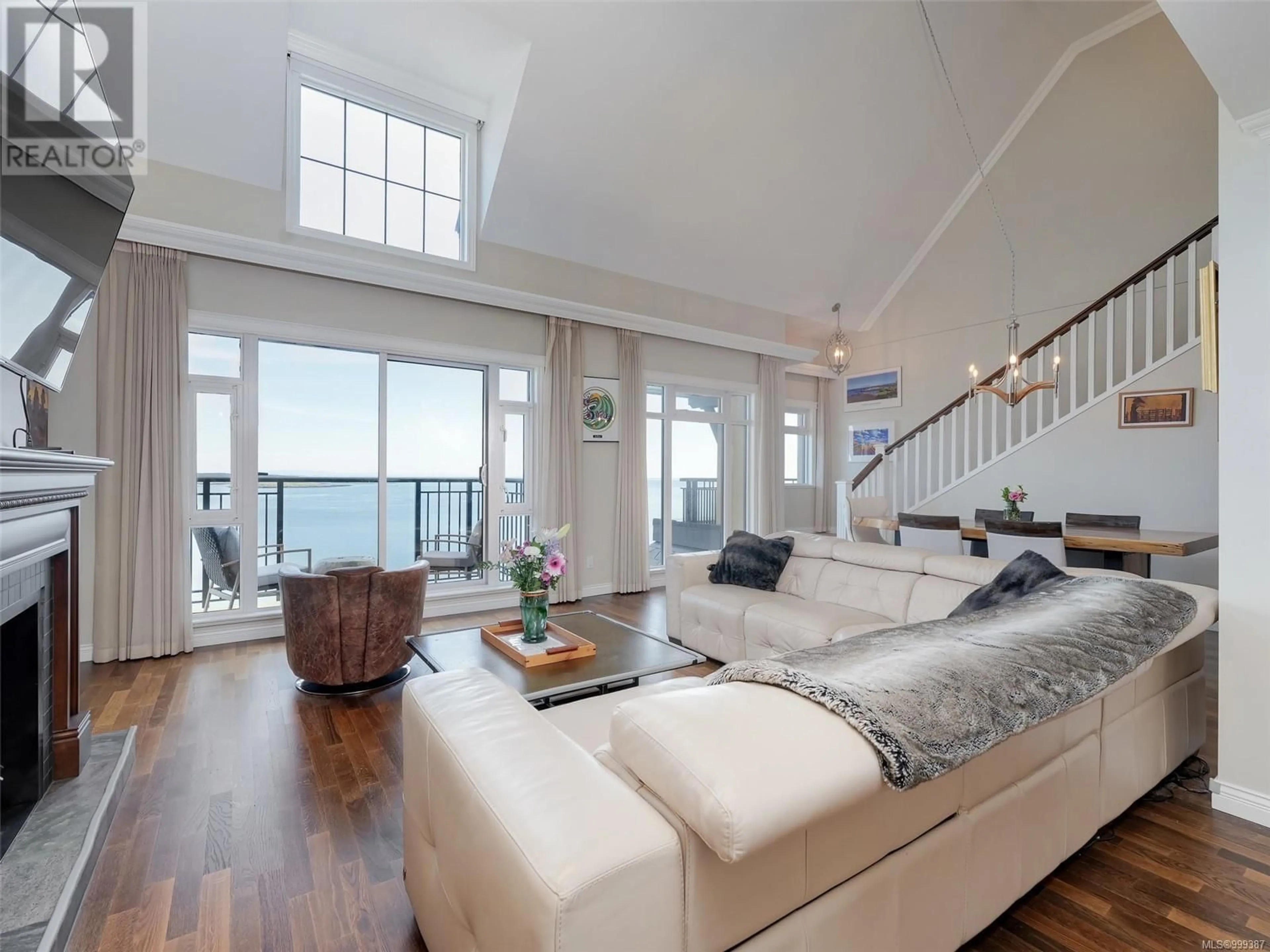 Living room with furniture, unknown for 505 - 1175 BEACH DRIVE, Oak Bay British Columbia V8S2N2