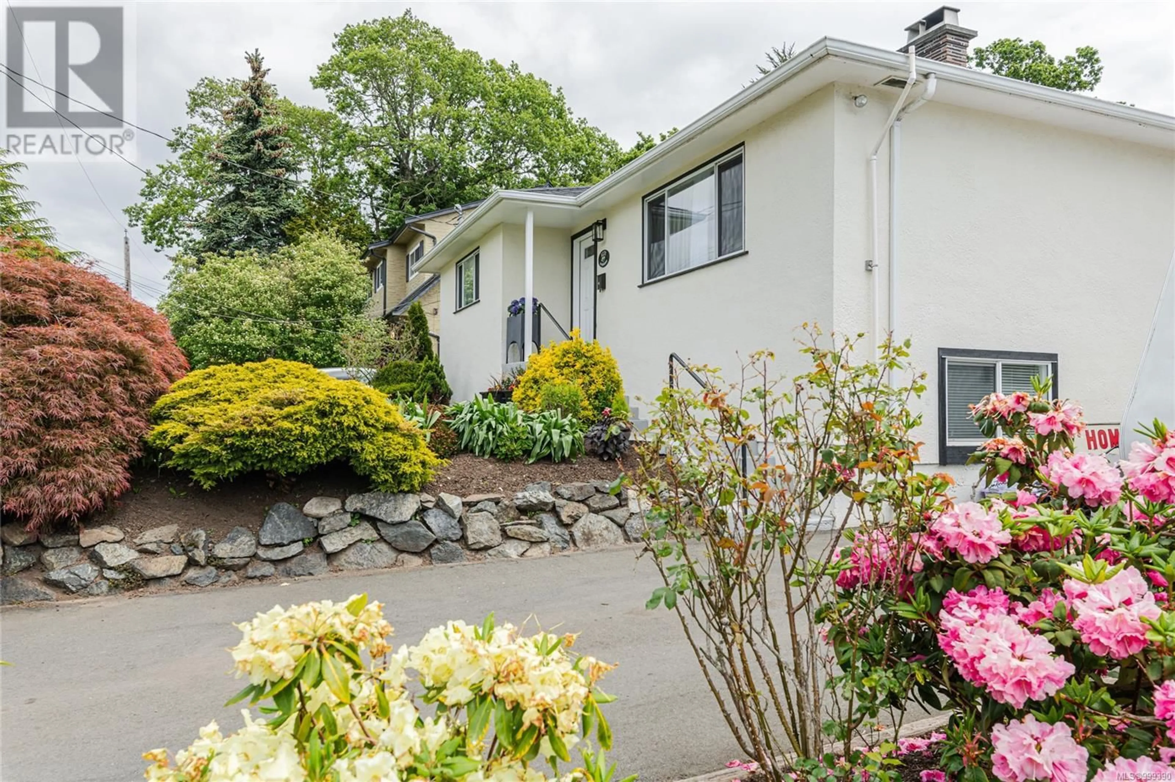Patio, street for 1271 DOWNHAM PLACE, Saanich British Columbia V8P2K3