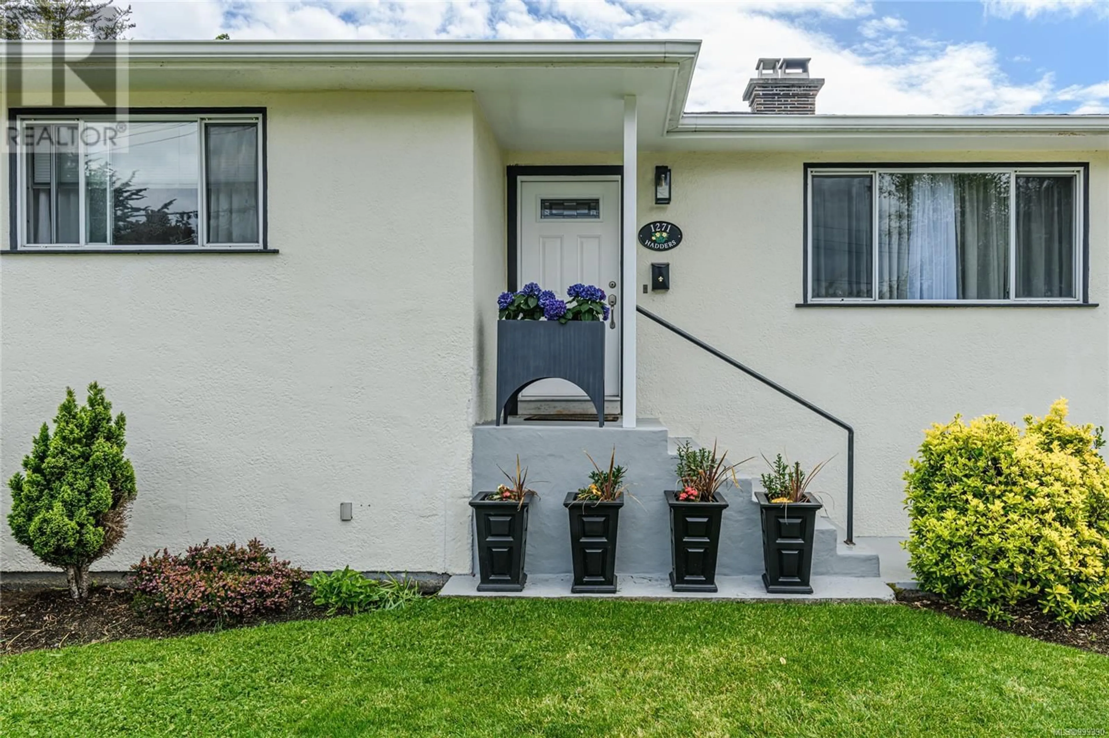 Home with vinyl exterior material, street for 1271 DOWNHAM PLACE, Saanich British Columbia V8P2K3