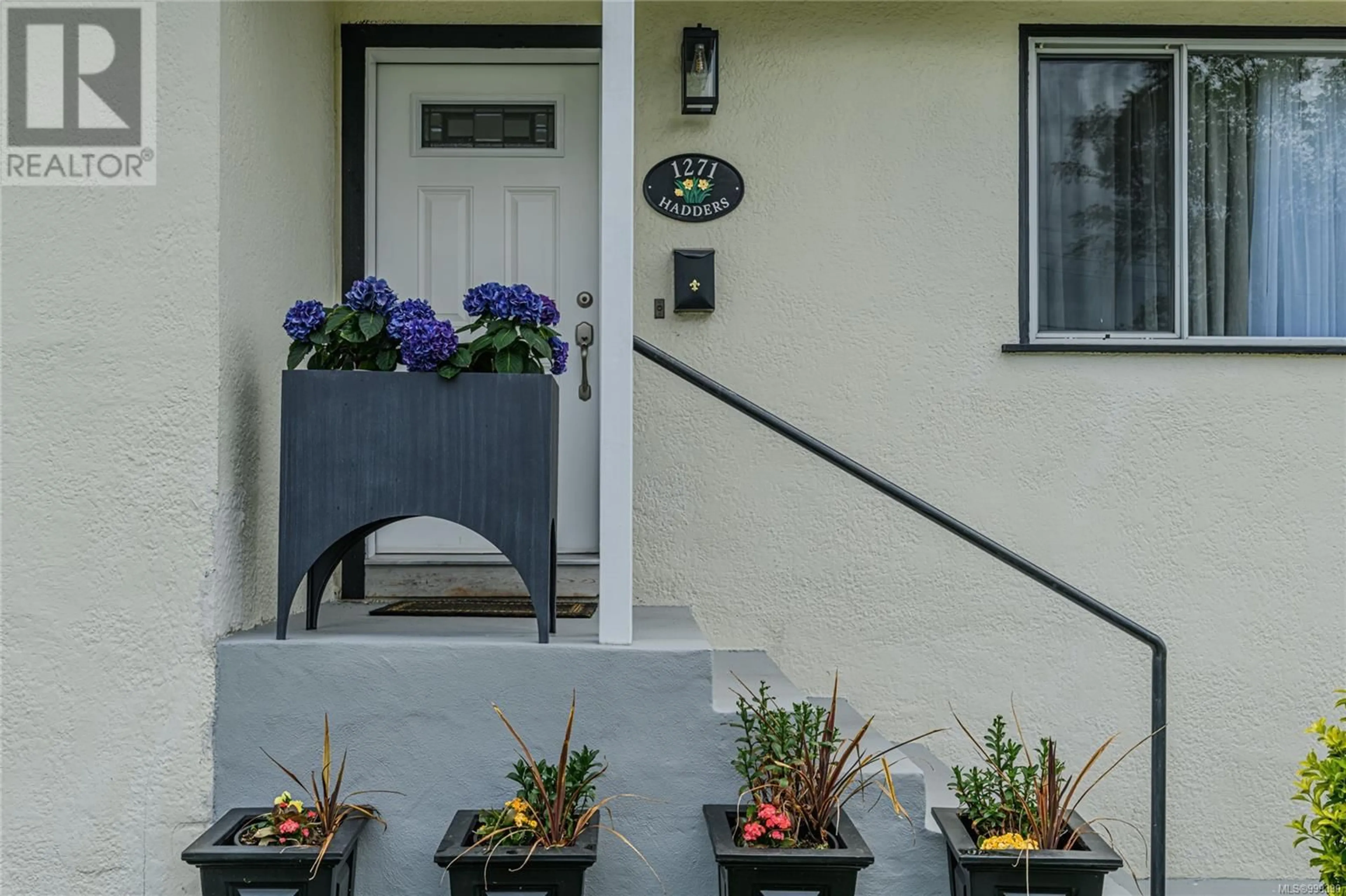 Indoor entryway for 1271 DOWNHAM PLACE, Saanich British Columbia V8P2K3