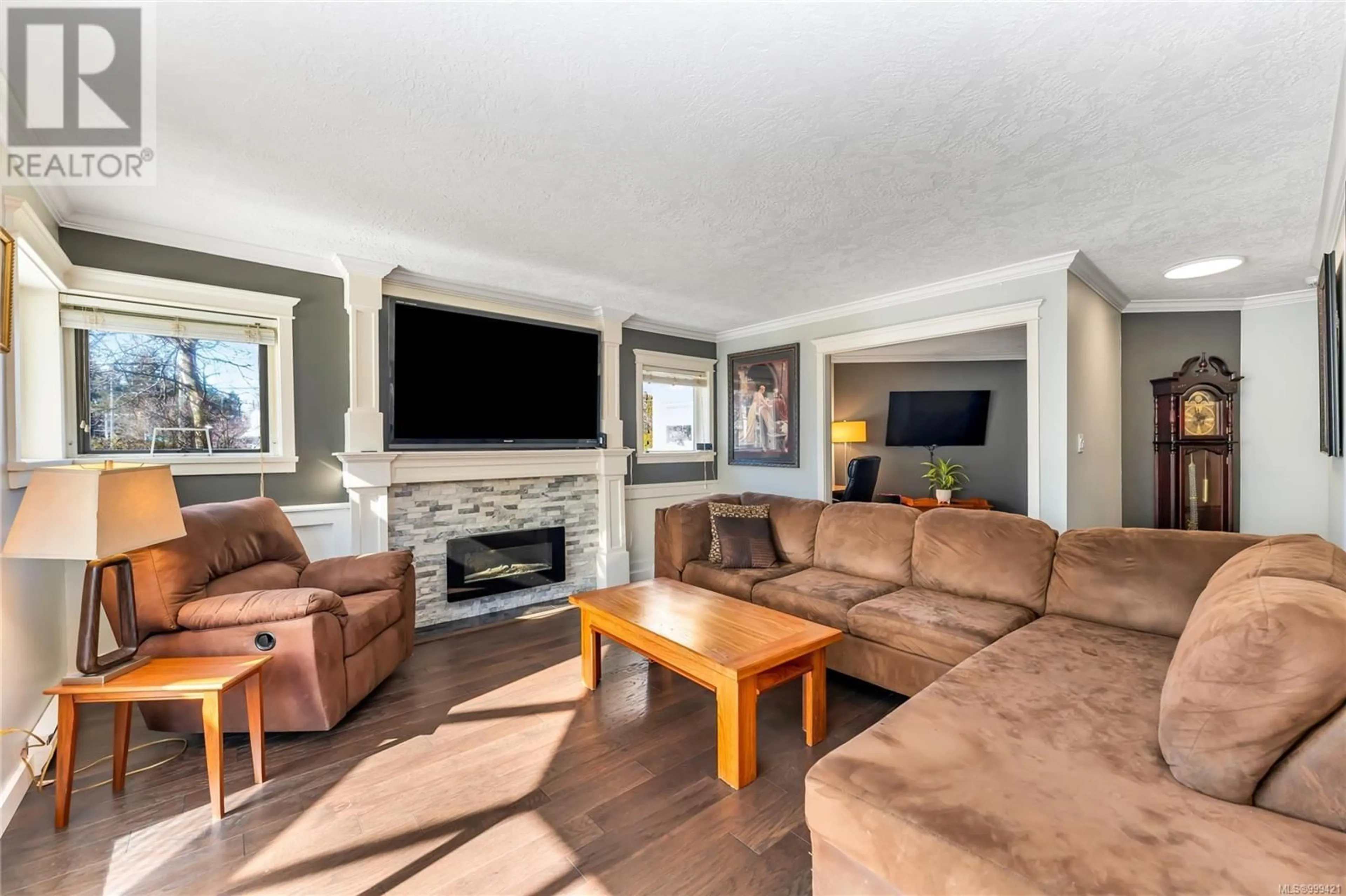 Living room with furniture, unknown for 102 - 40 GORGE ROAD WEST, Saanich British Columbia V9A1L8