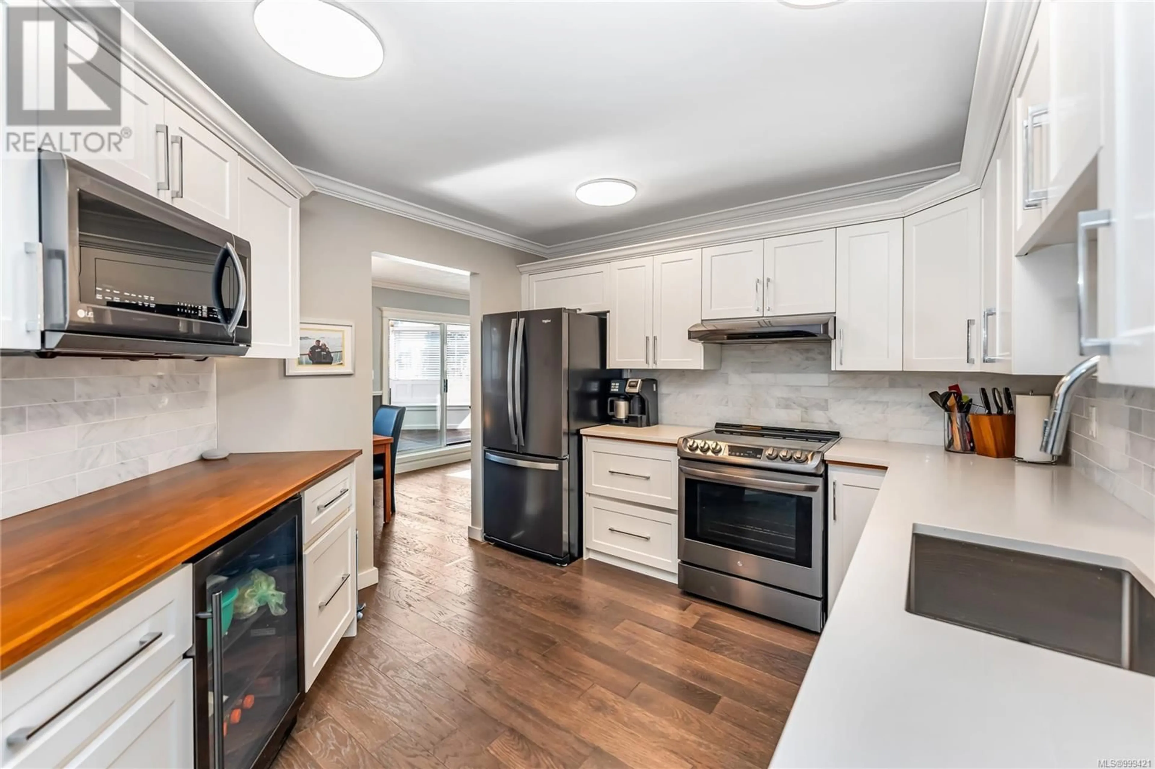 Open concept kitchen, ceramic/tile floor for 102 - 40 GORGE ROAD WEST, Saanich British Columbia V9A1L8
