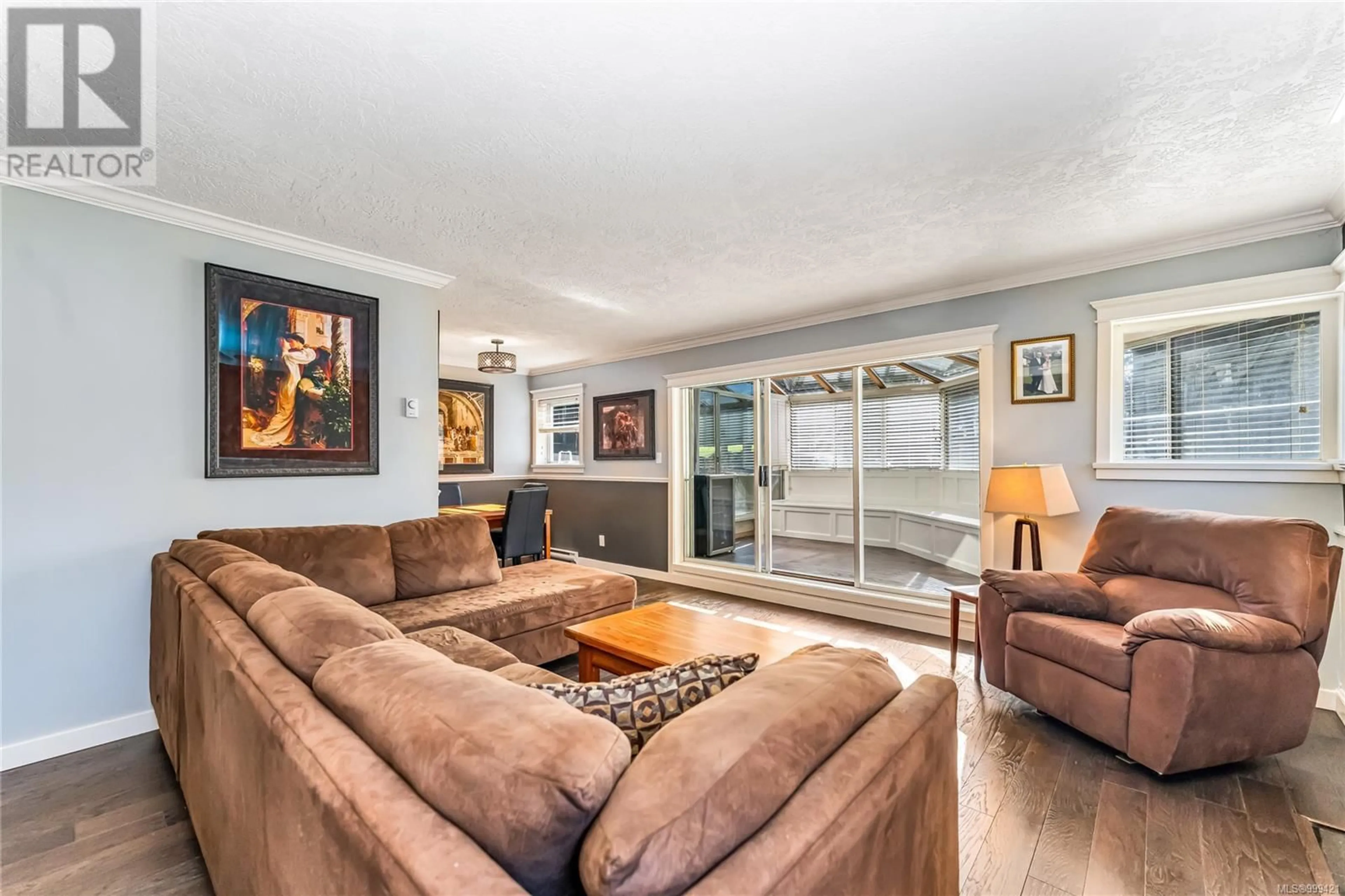 Living room with furniture, unknown for 102 - 40 GORGE ROAD WEST, Saanich British Columbia V9A1L8