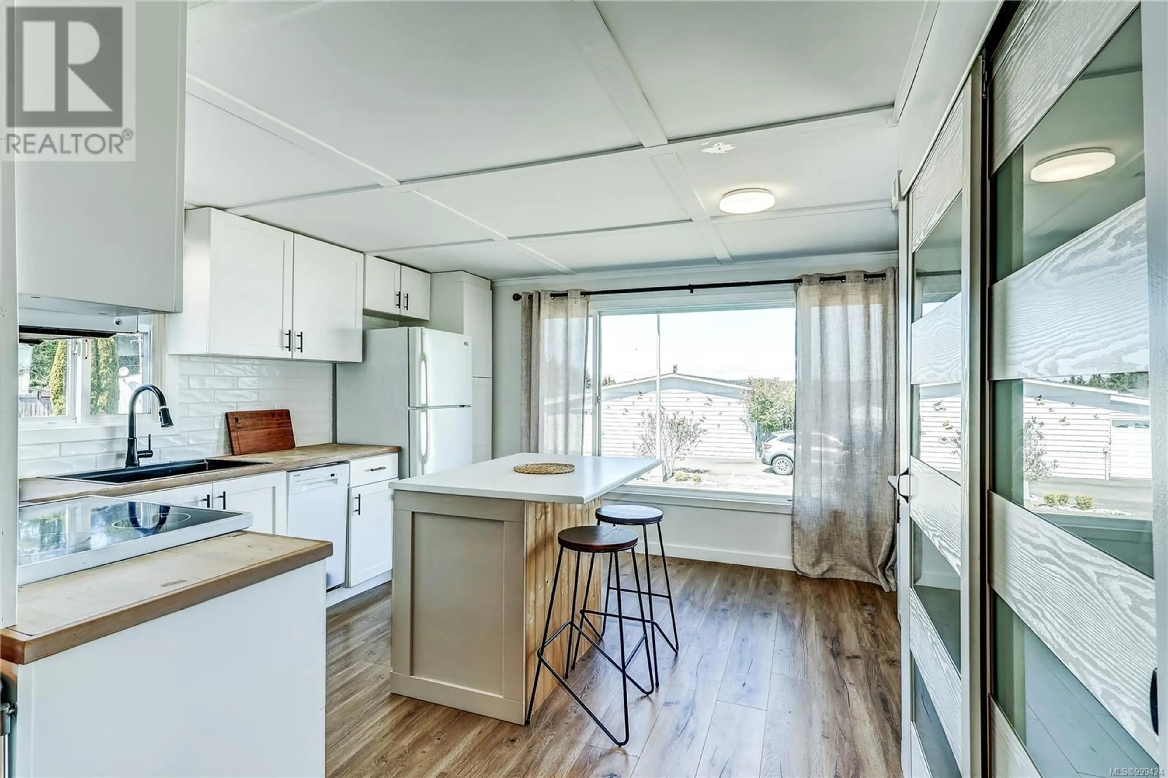 Standard kitchen, wood/laminate floor for 769 PATTERSON WAY, Port McNeill British Columbia V0N2R0