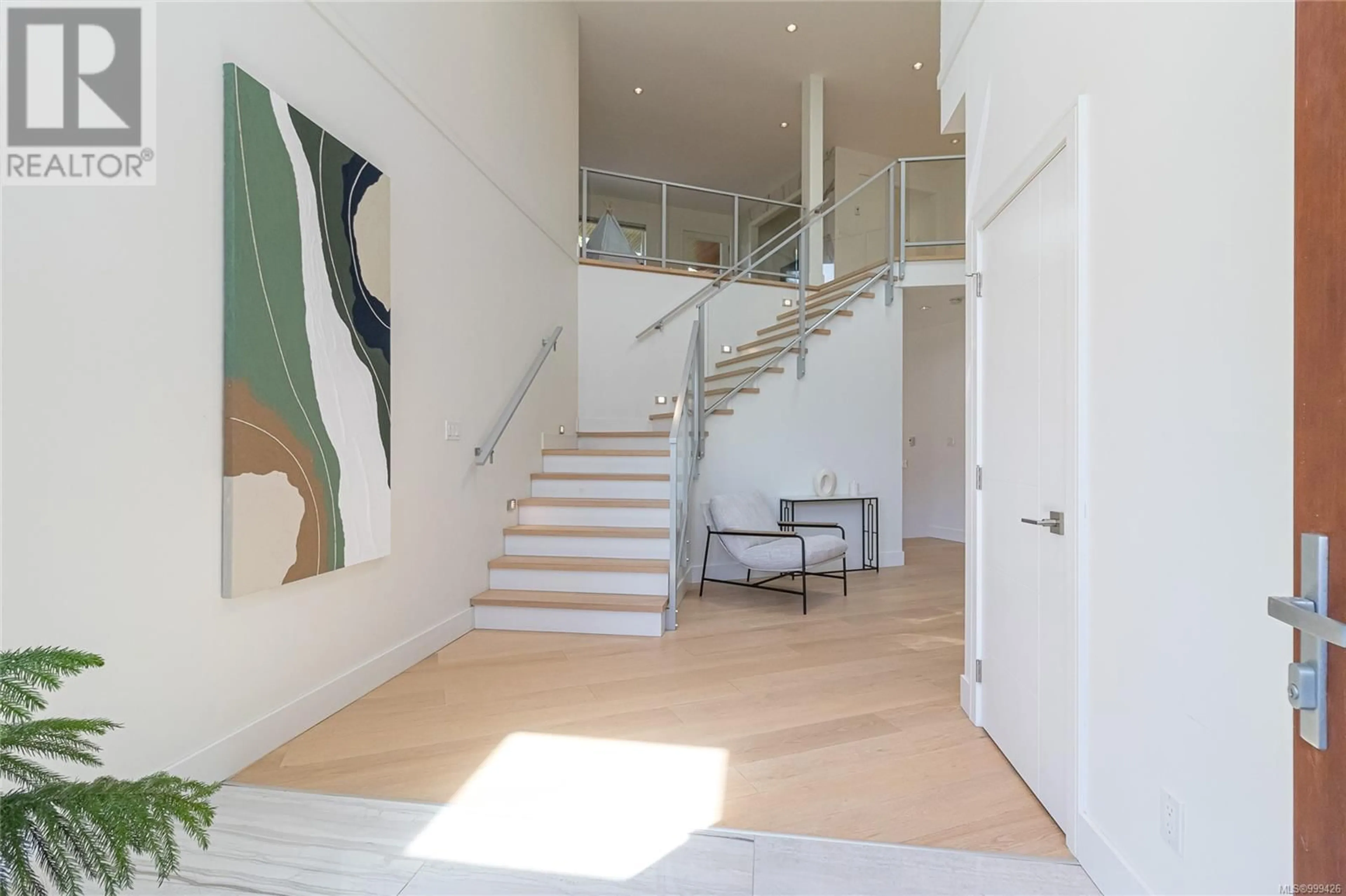 Indoor foyer for 1165 ROYAL OAK DRIVE, Saanich British Columbia V8X3T7