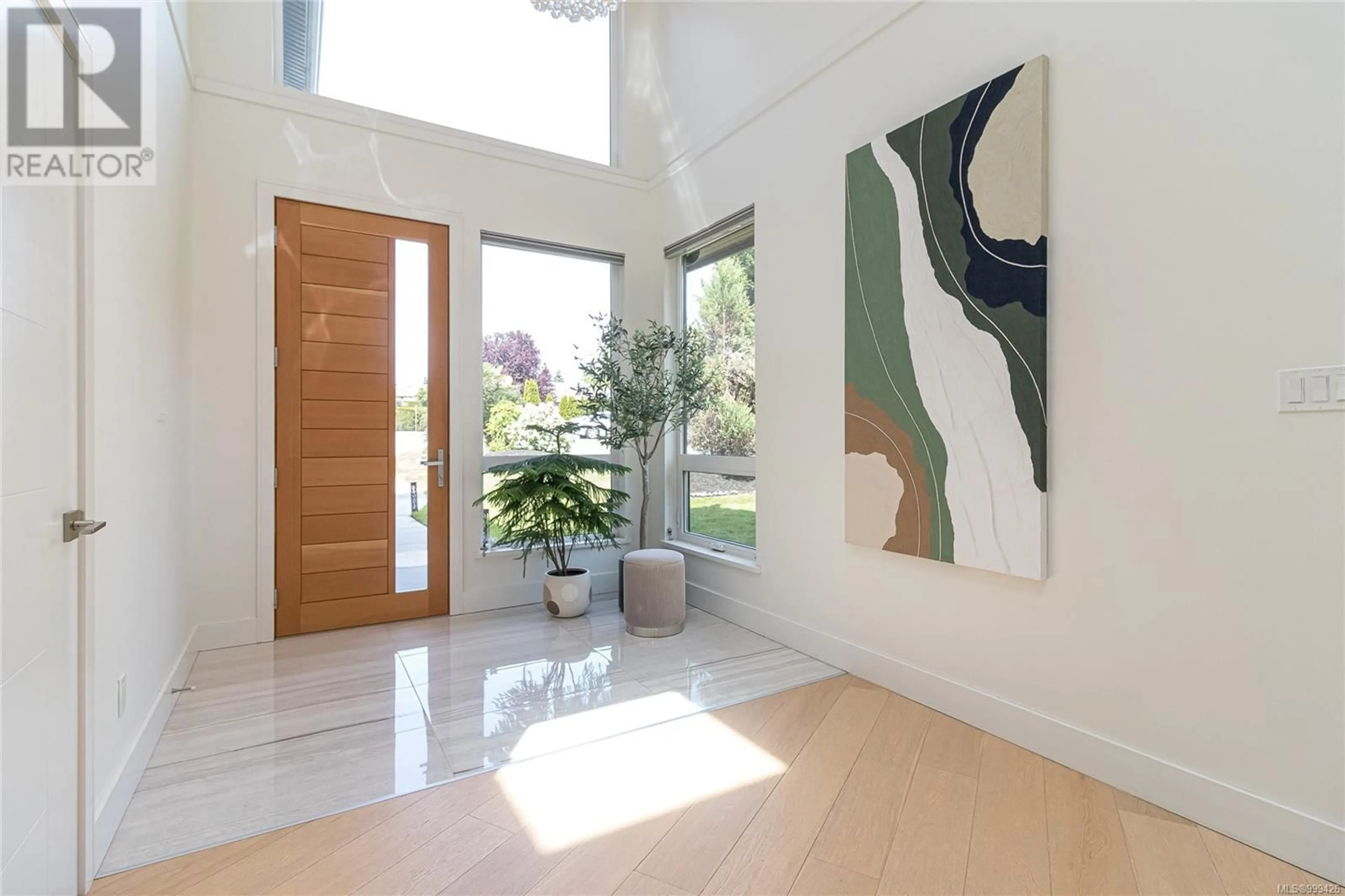 Indoor entryway for 1165 ROYAL OAK DRIVE, Saanich British Columbia V8X3T7