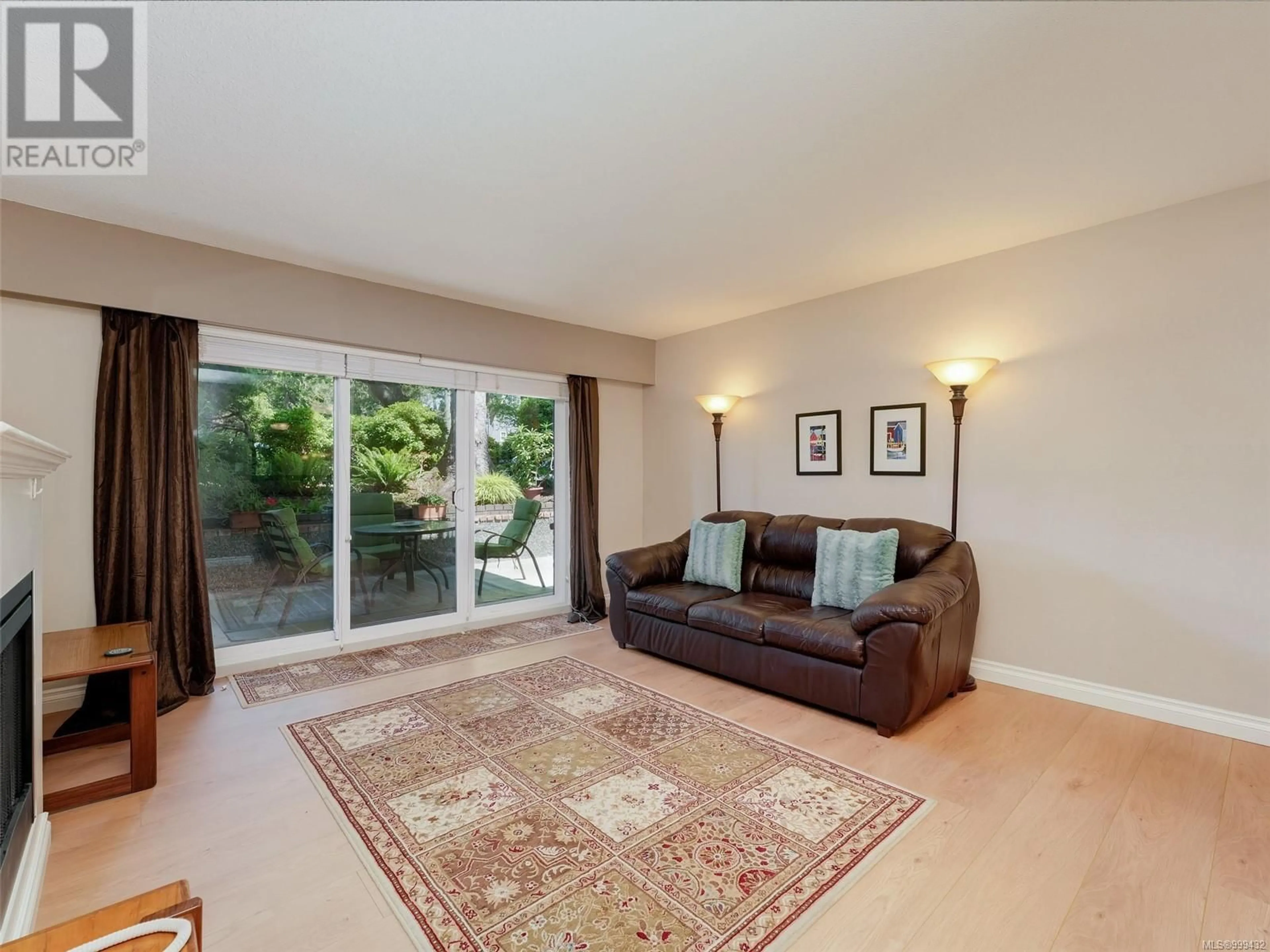 Living room with furniture, carpet floor for 106 - 1101 HILDA STREET, Victoria British Columbia V8V4T2