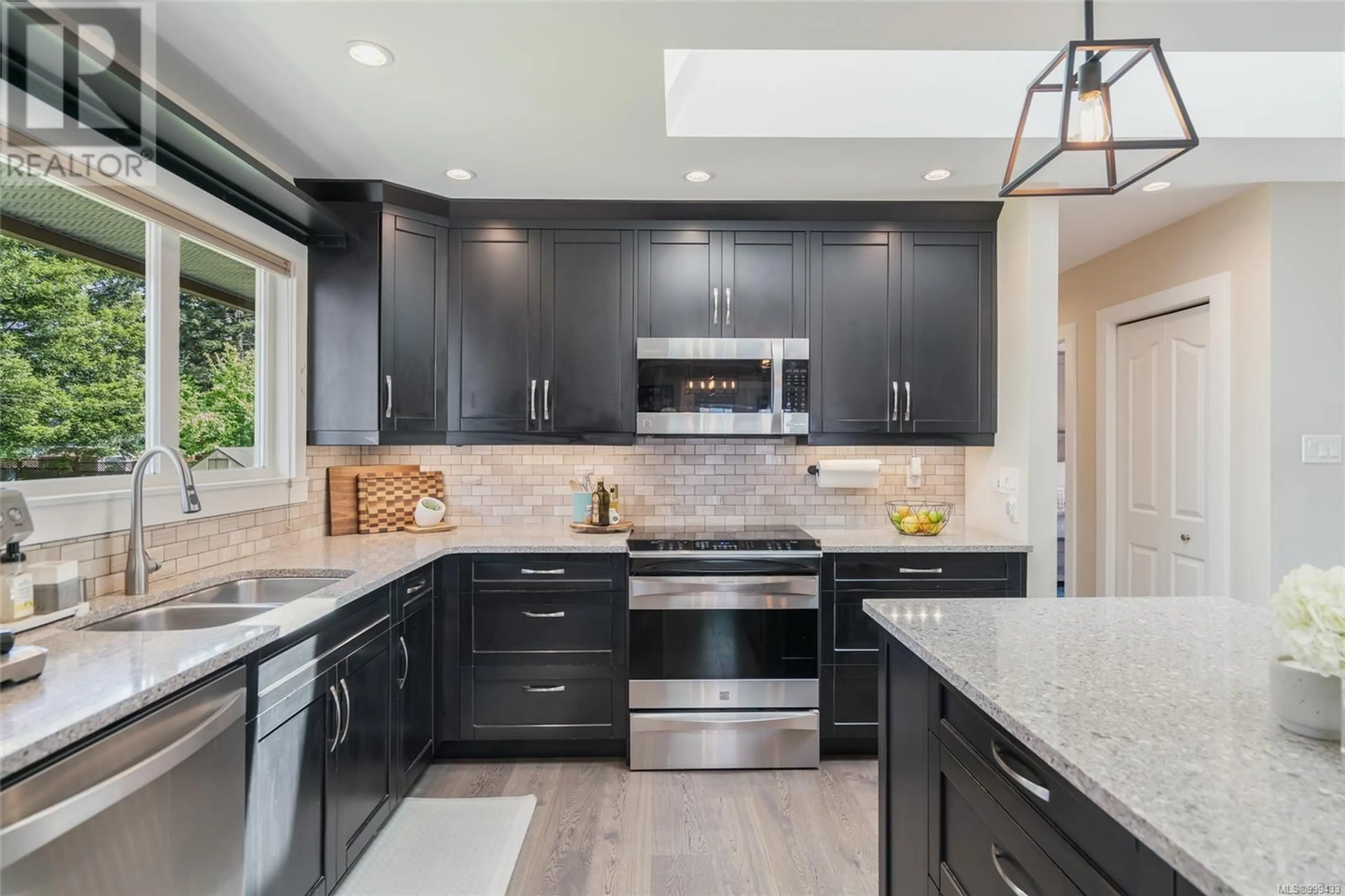 Contemporary kitchen, unknown for 5272 SOMERSET DRIVE, Nanaimo British Columbia V9T2K6