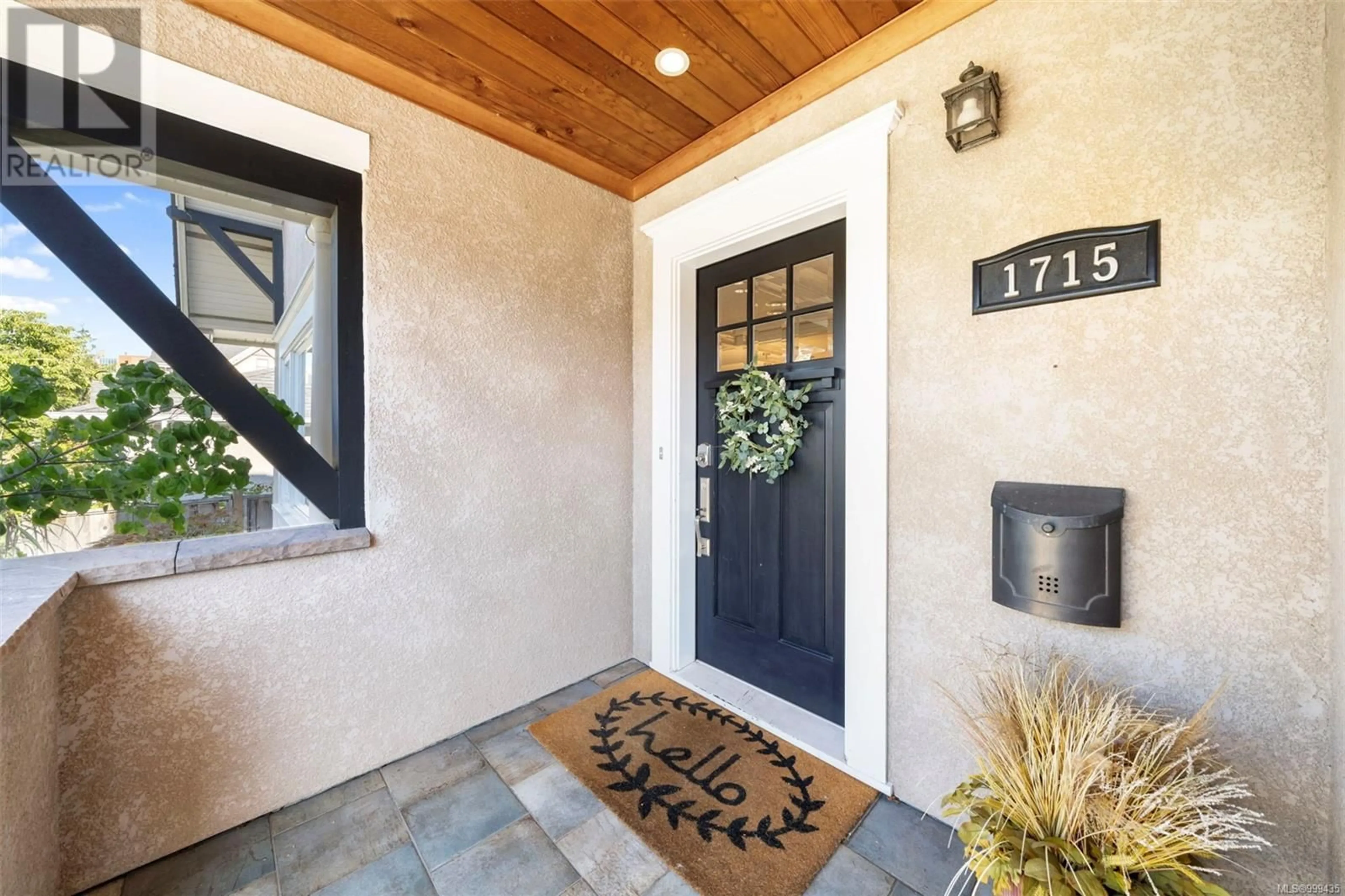 Indoor entryway for 1715 ALBERT AVENUE, Victoria British Columbia V8R1Y9