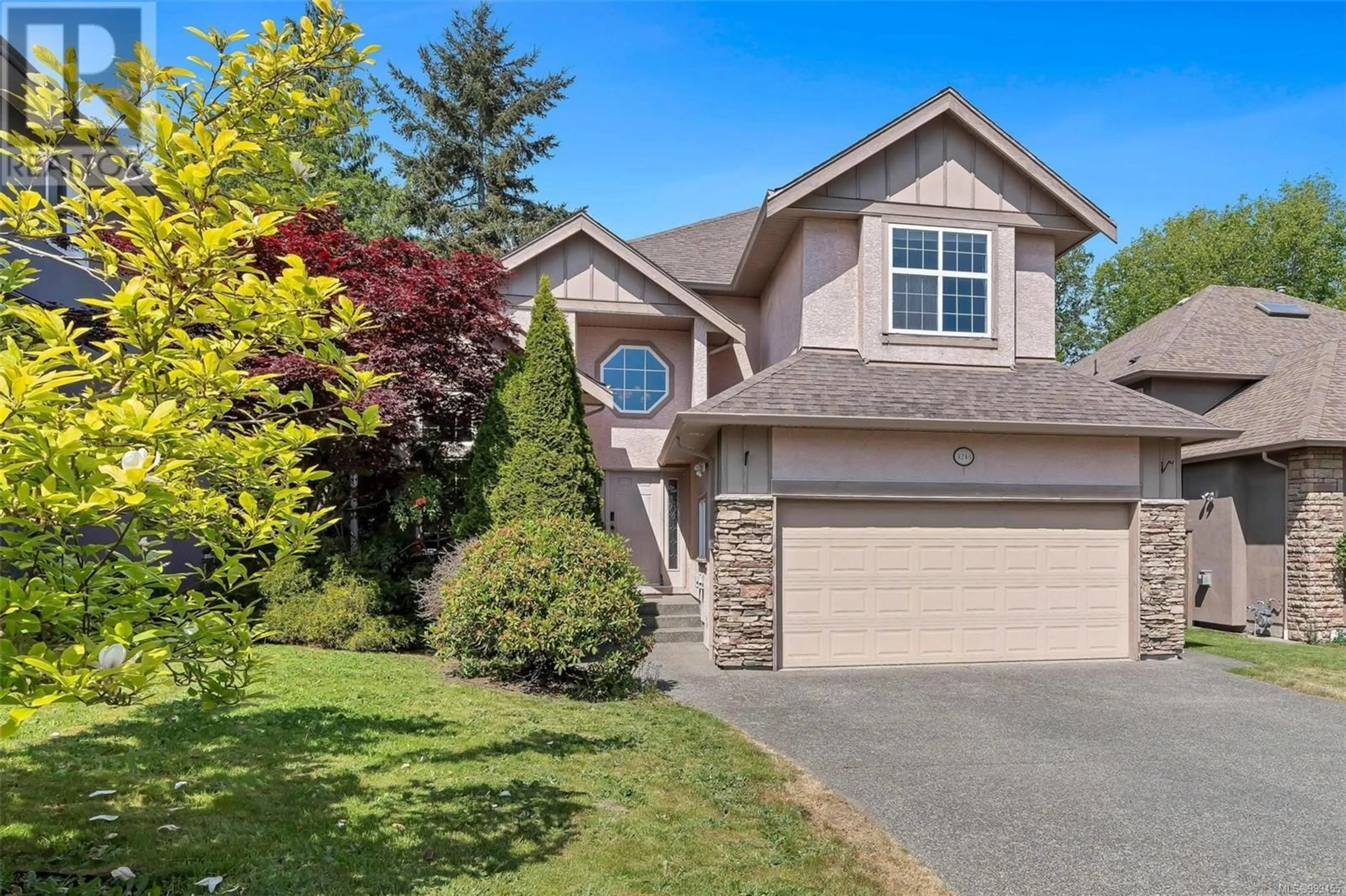 Home with vinyl exterior material, street for 4248 OAKVIEW CLOSE, Saanich British Columbia V8N6M8