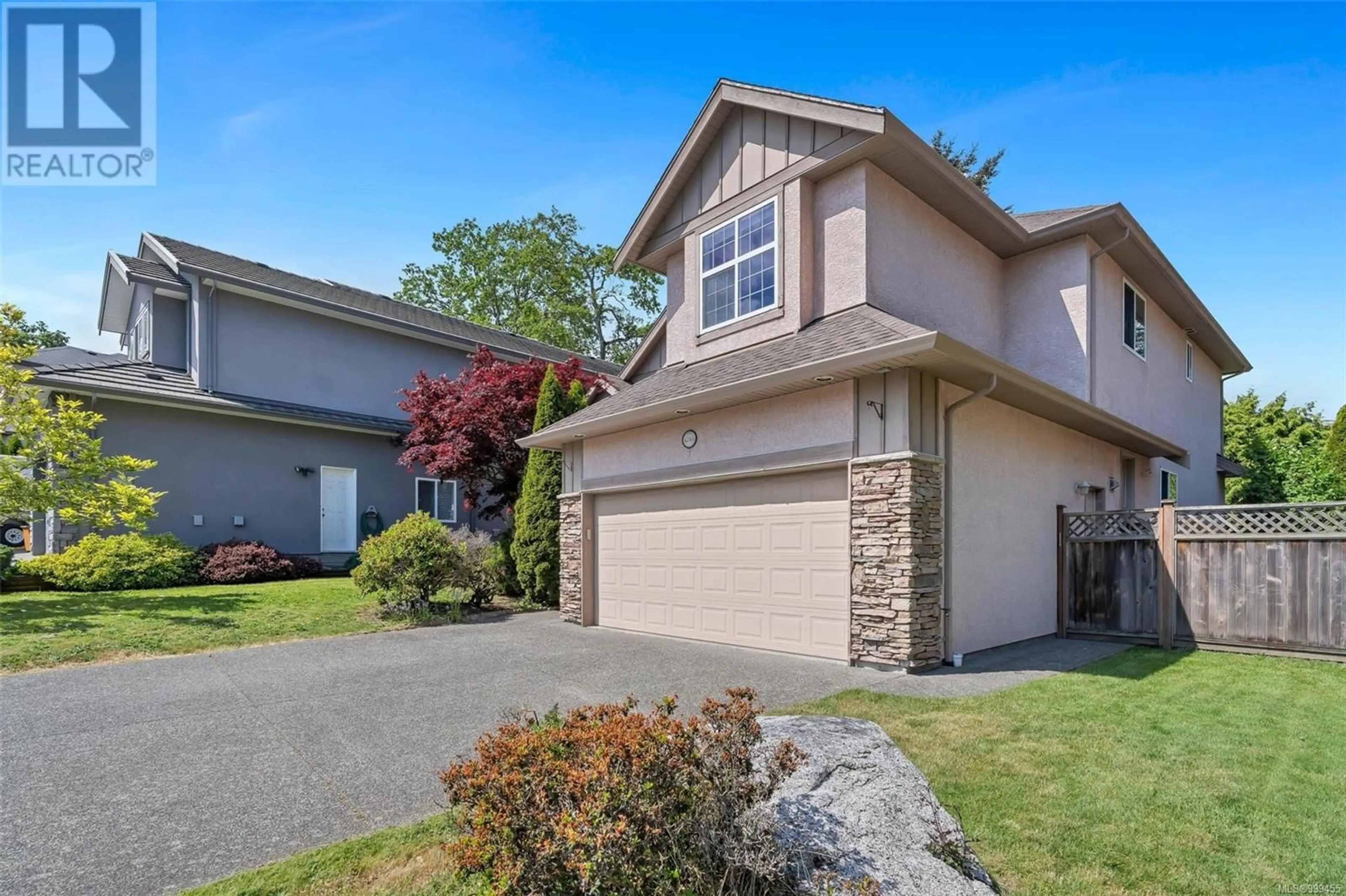 Home with vinyl exterior material, street for 4248 OAKVIEW CLOSE, Saanich British Columbia V8N6M8