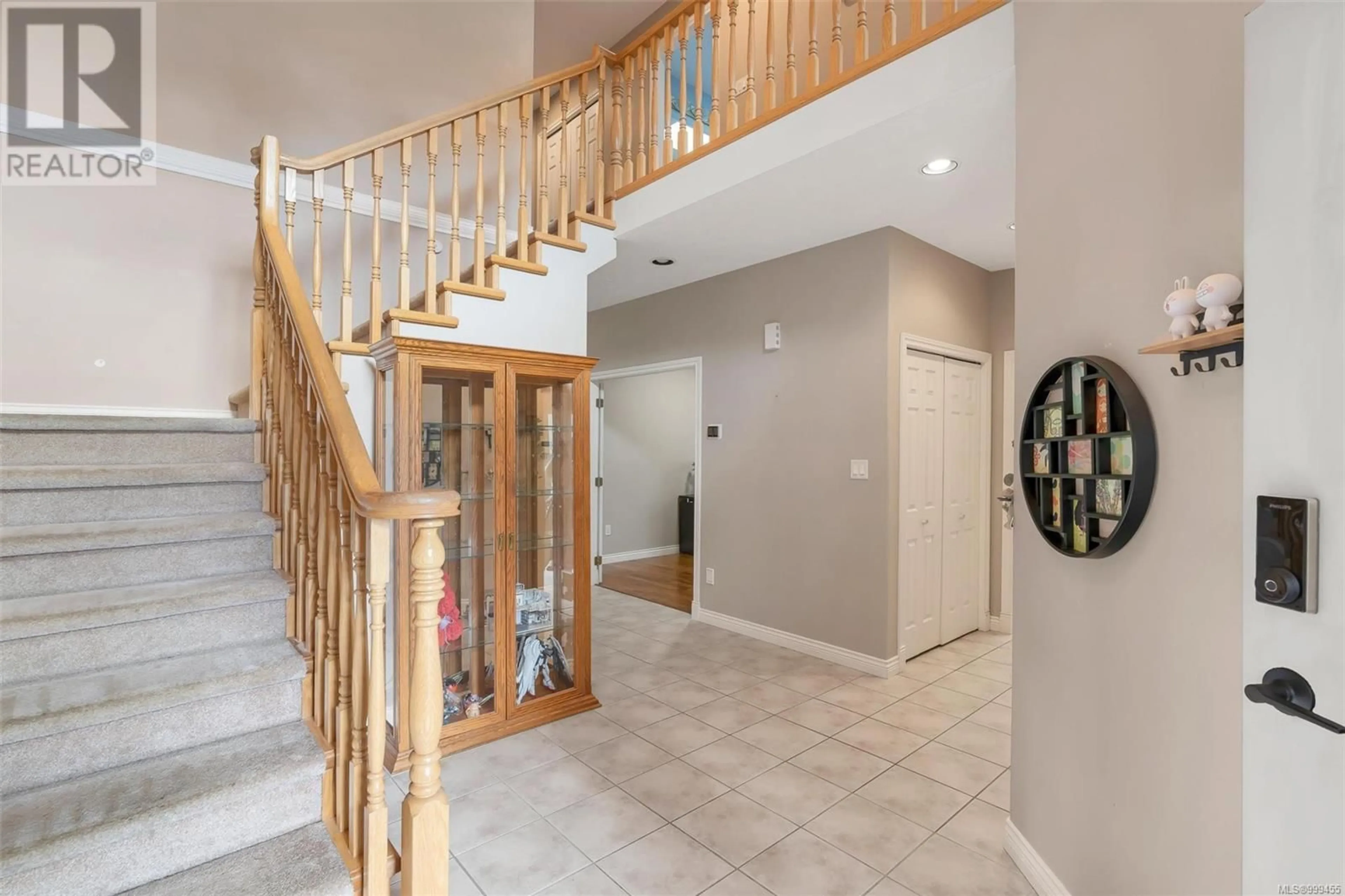 Indoor foyer for 4248 OAKVIEW CLOSE, Saanich British Columbia V8N6M8