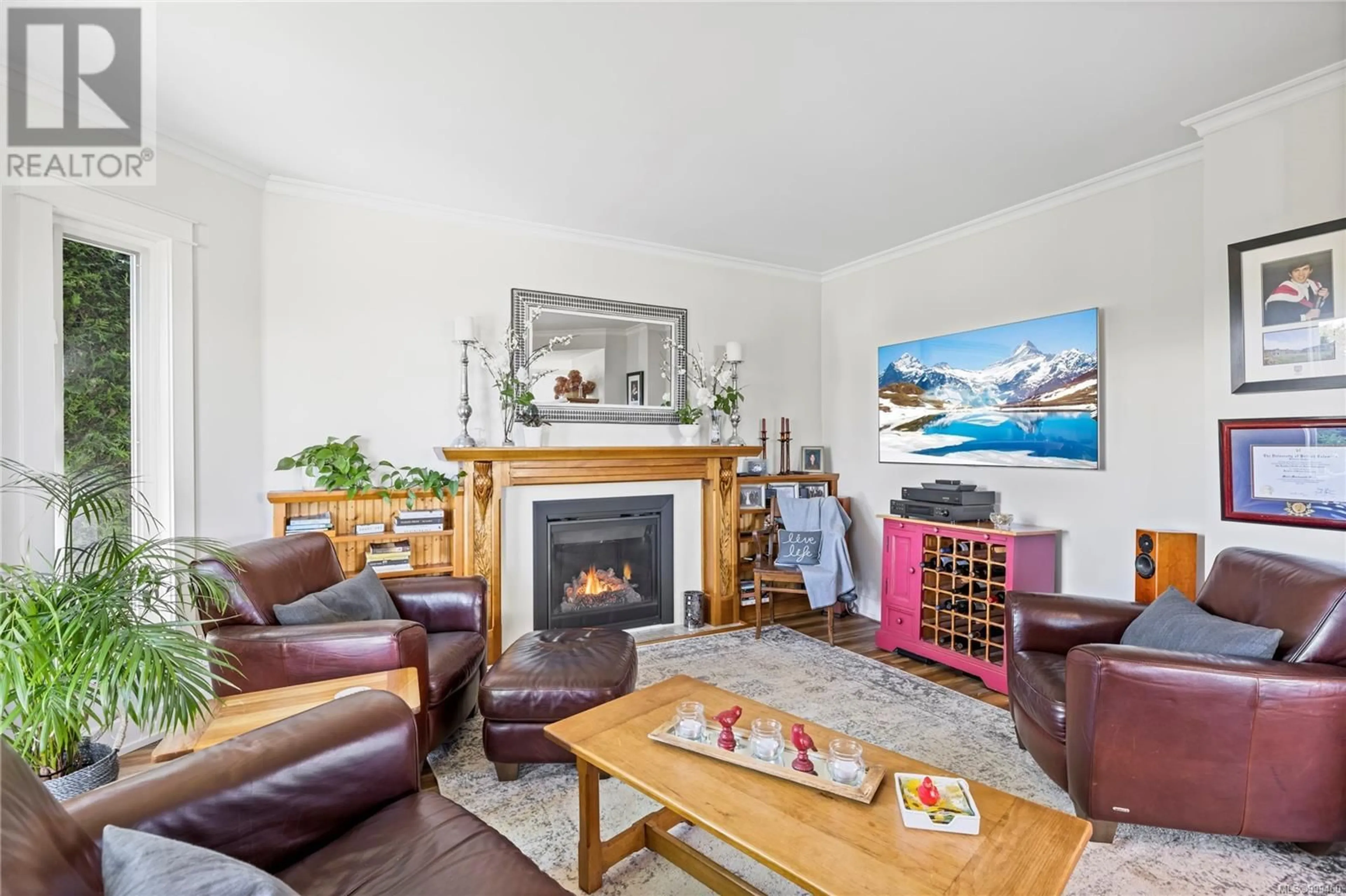 Living room with furniture, wood/laminate floor for 320 GATACRE STREET, Ladysmith British Columbia V0R2E0