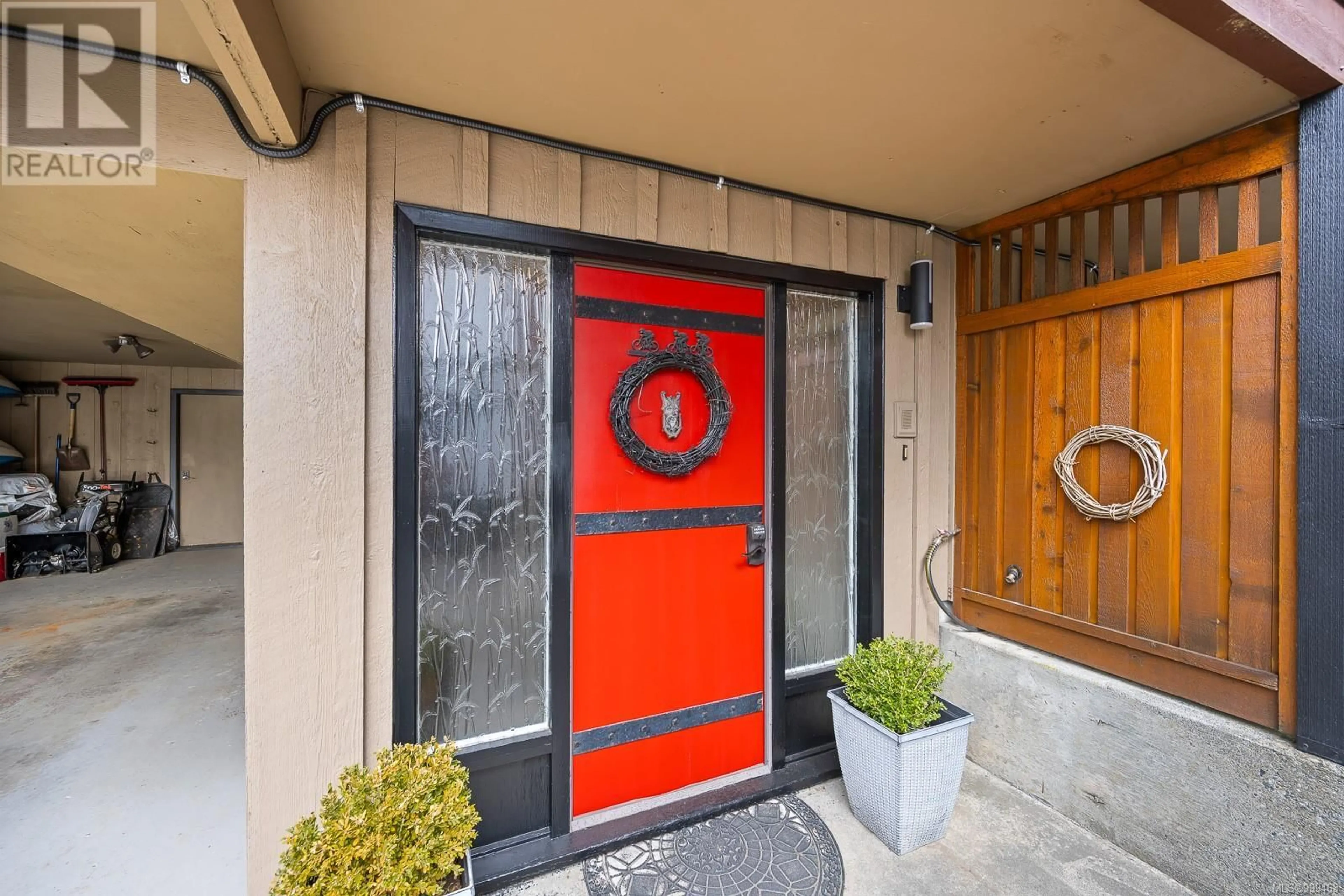 Indoor entryway for 327 NIM NIM AVENUE, Courtenay British Columbia V9N5P9