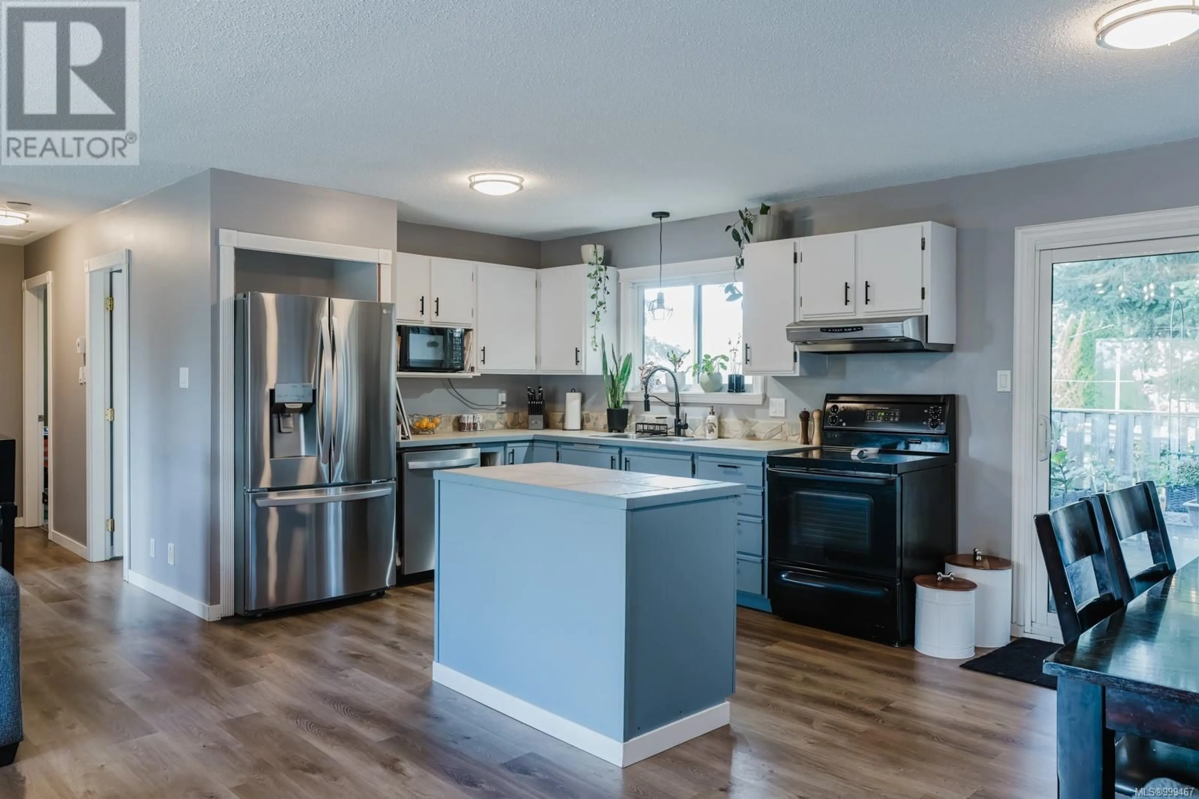 Open concept kitchen, wood/laminate floor for 3011 105TH STREET, Nanaimo British Columbia V9T5H9