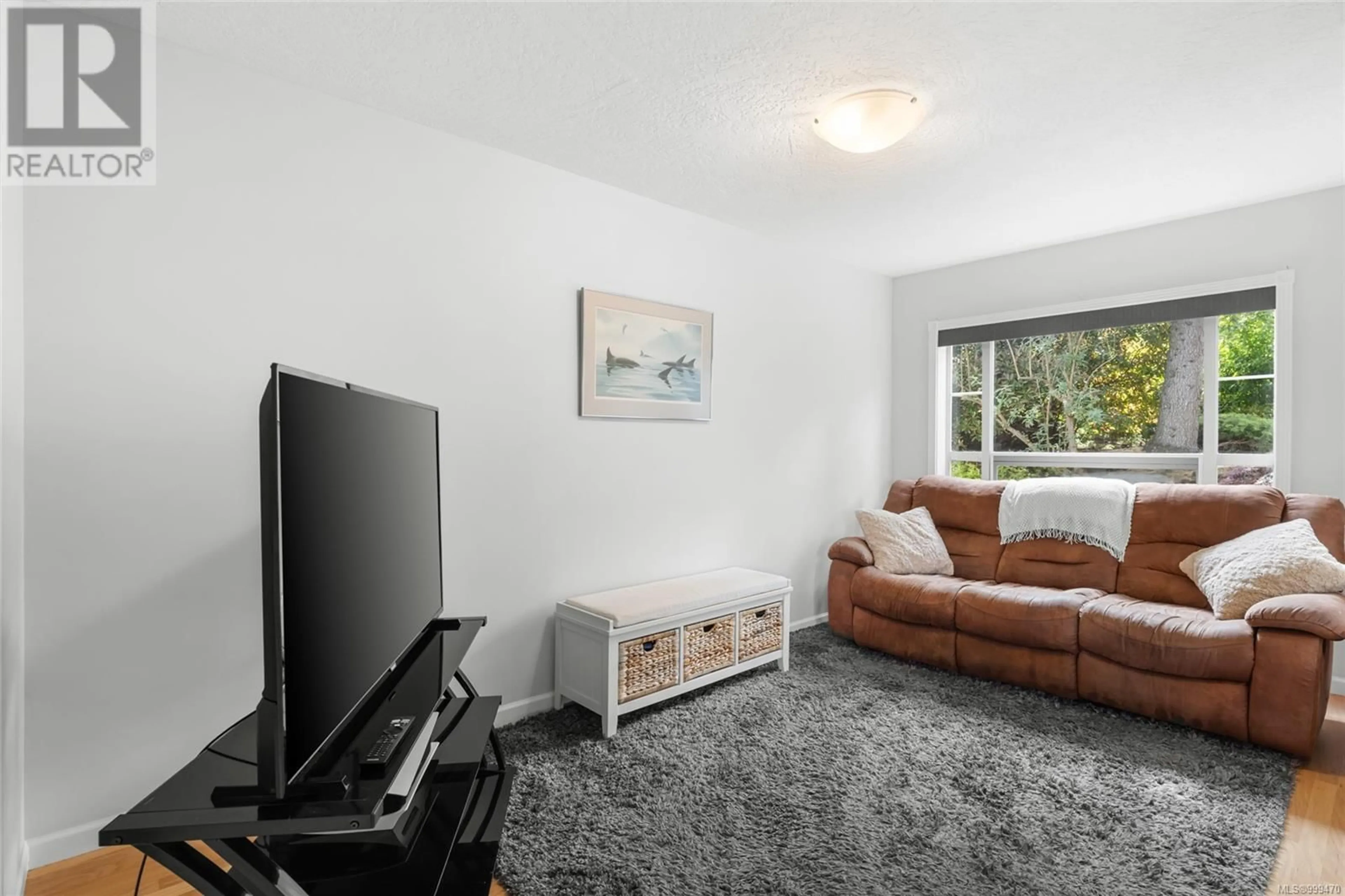 Living room with furniture, unknown for 7023 EAST SAANICH ROAD, Central Saanich British Columbia V8M1Y3