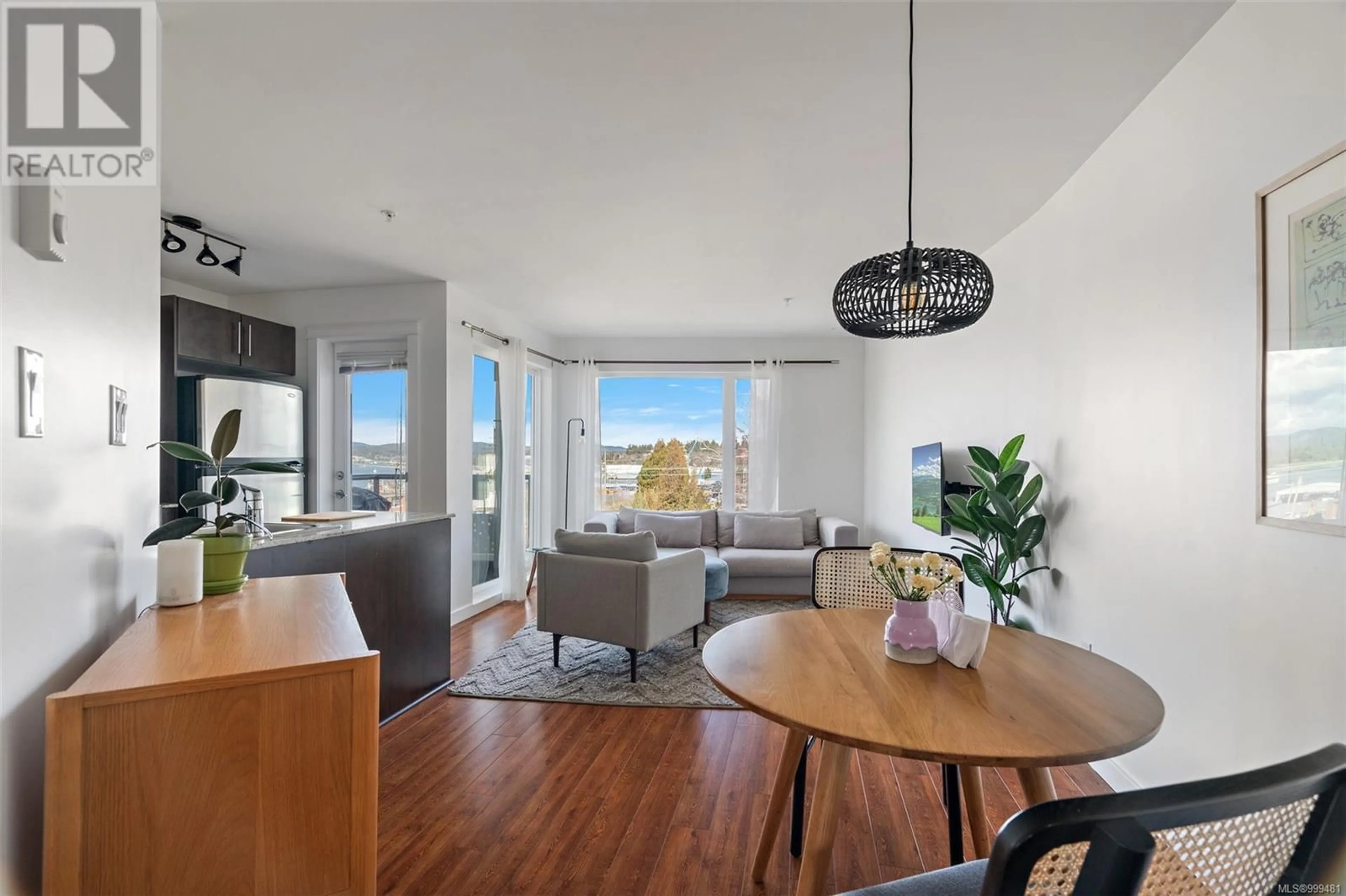 Living room with furniture, wood/laminate floor for 414 - 1405 ESQUIMALT ROAD, Esquimalt British Columbia V9A0A4