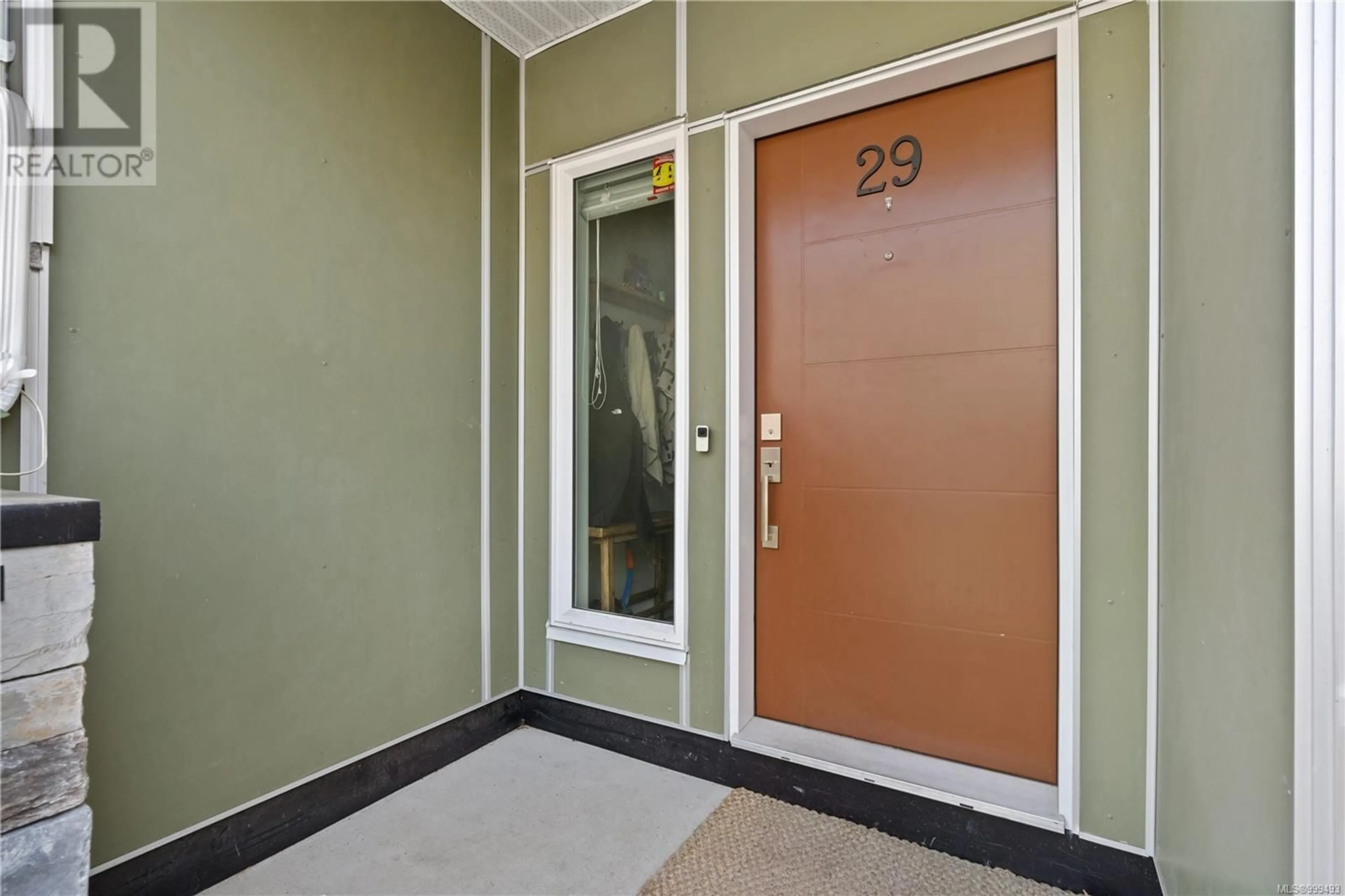 Indoor foyer for 29 - 4355 VIEWMONT AVENUE, Saanich British Columbia V8Z5K8