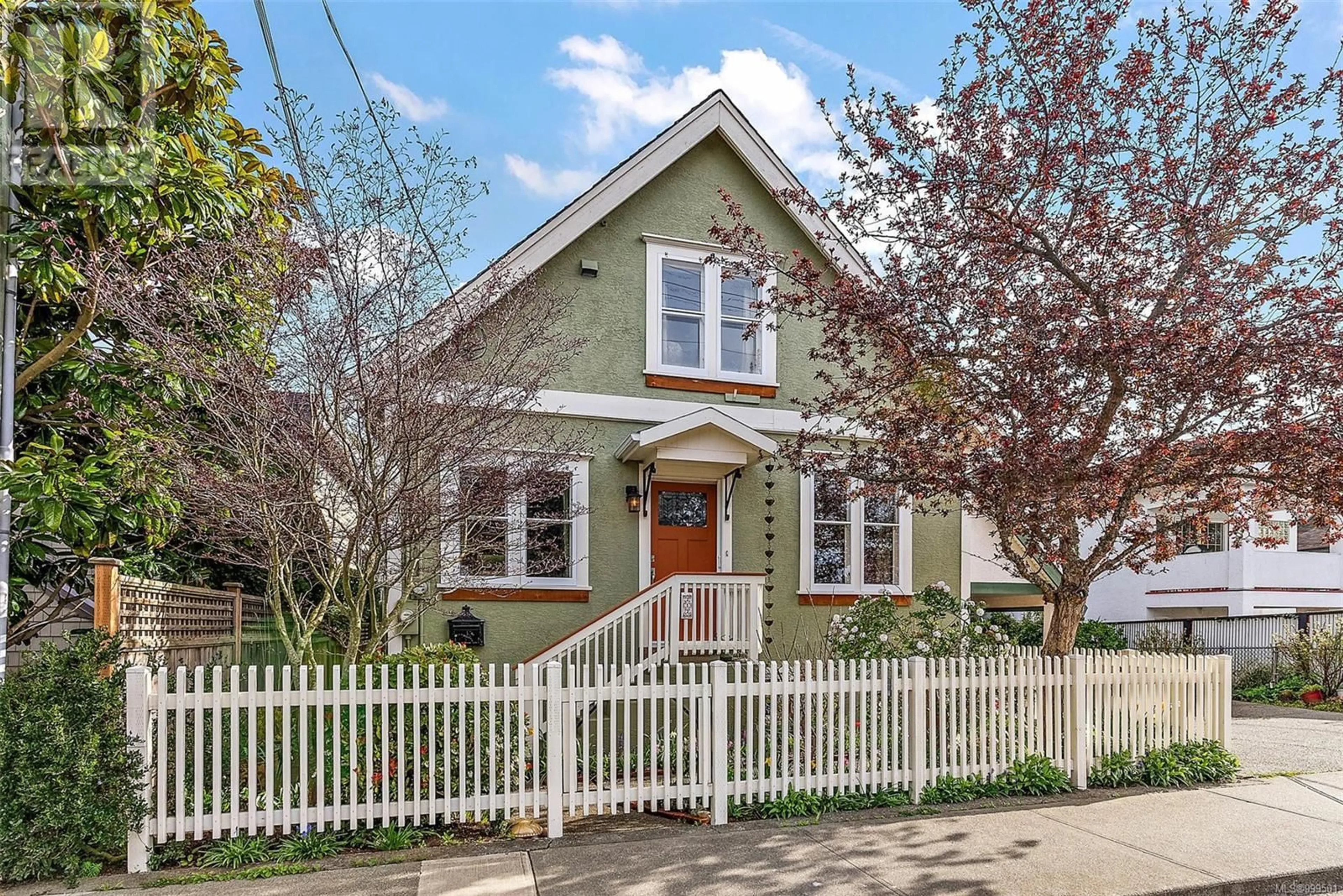 Home with vinyl exterior material, street for 212 SIMCOE STREET, Victoria British Columbia V8V1K7