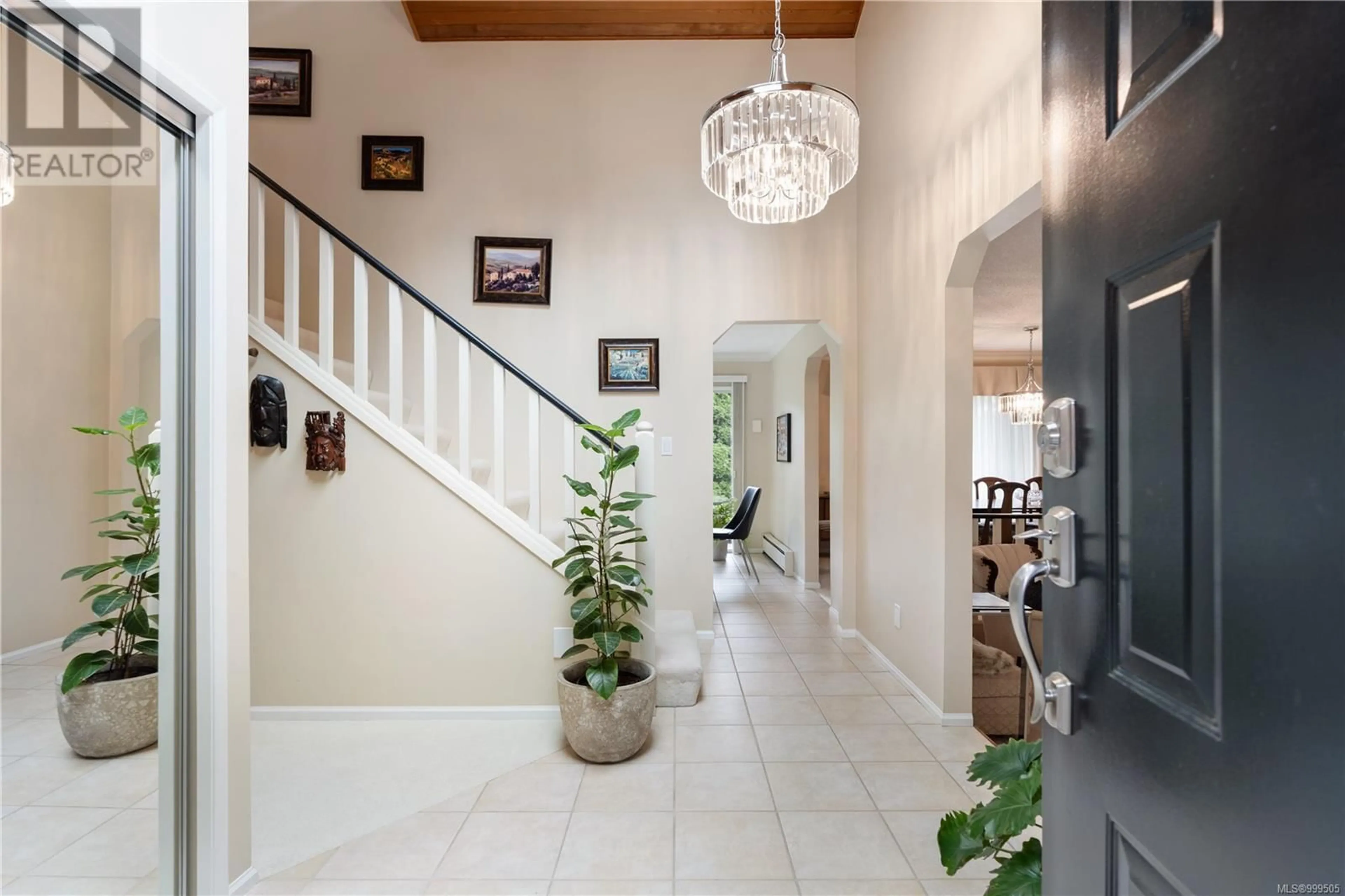 Indoor foyer for 4431 EMILY CARR DRIVE, Saanich British Columbia V8X4M2