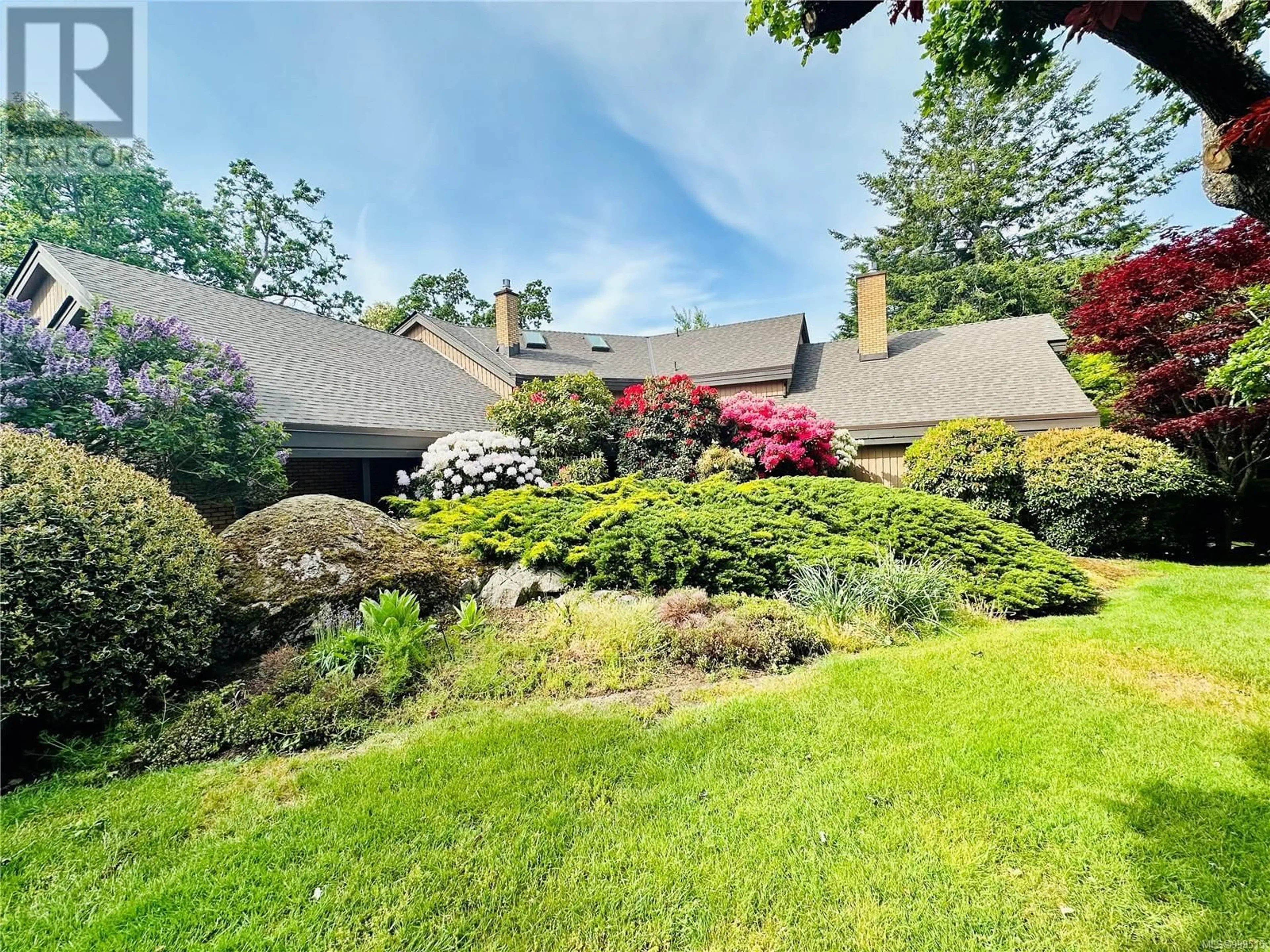 A pic from outside/outdoor area/front of a property/back of a property/a pic from drone, unknown for 2761 ARBUTUS ROAD, Saanich British Columbia V8N5X5
