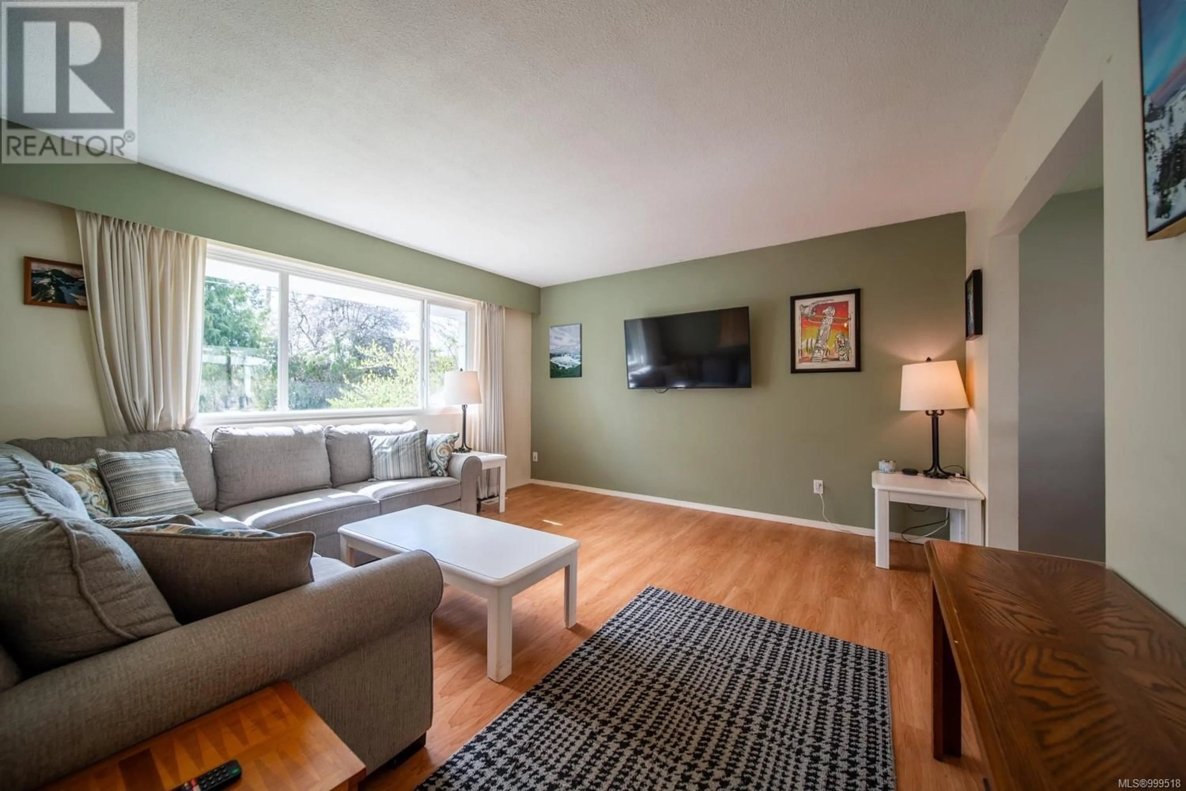 Living room with furniture, wood/laminate floor for 676 BEACONSFIELD ROAD, Nanaimo British Columbia V9R1X2