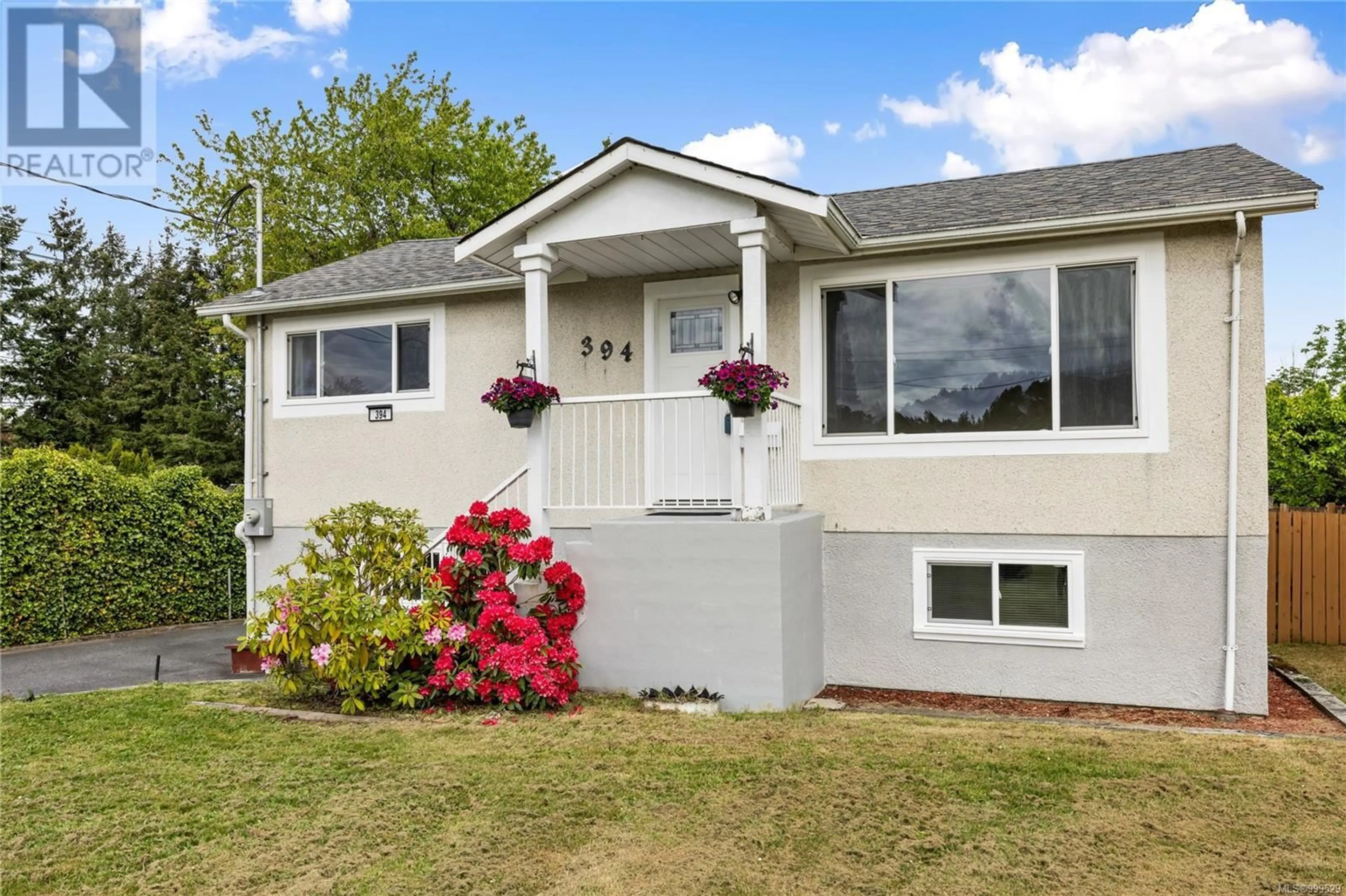 Home with vinyl exterior material, street for 394 HILLCREST AVENUE, Nanaimo British Columbia V9R3L9