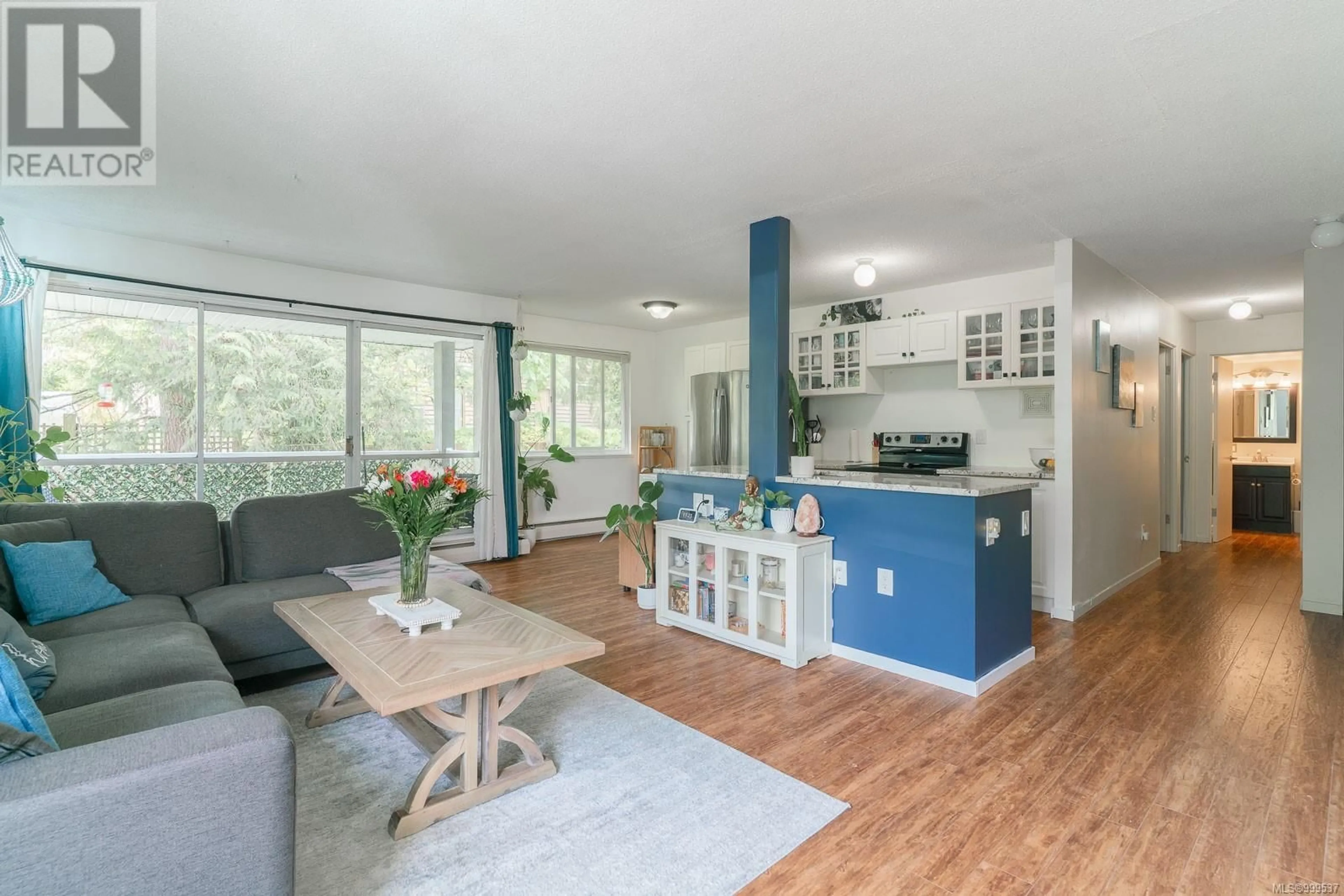 Open concept kitchen, wood/laminate floor for 4302 - 997 BOWEN ROAD, Nanaimo British Columbia V9R2A4