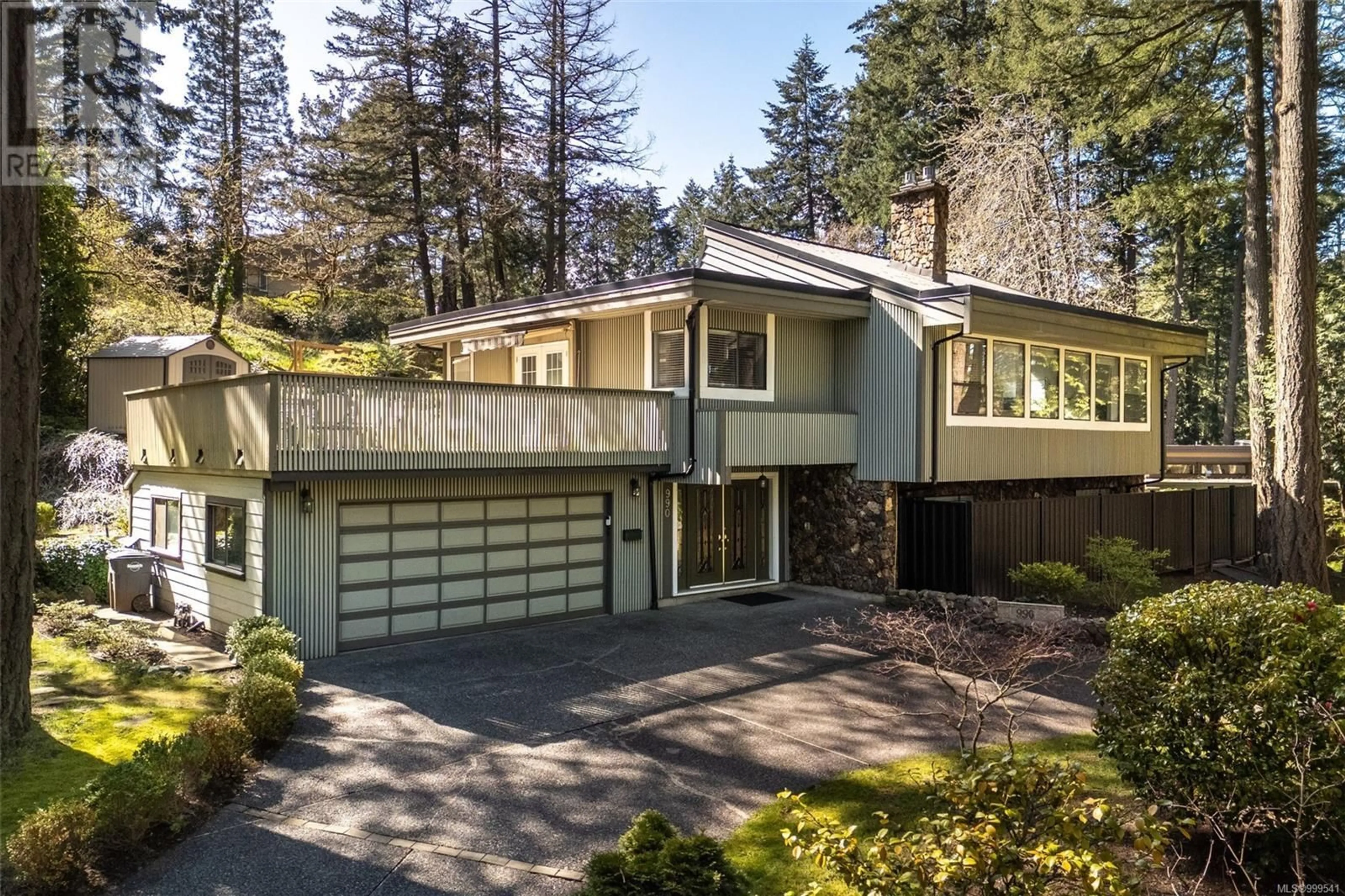 Home with vinyl exterior material, street for 990 COTTONTREE CLOSE, Saanich British Columbia V8X4E9