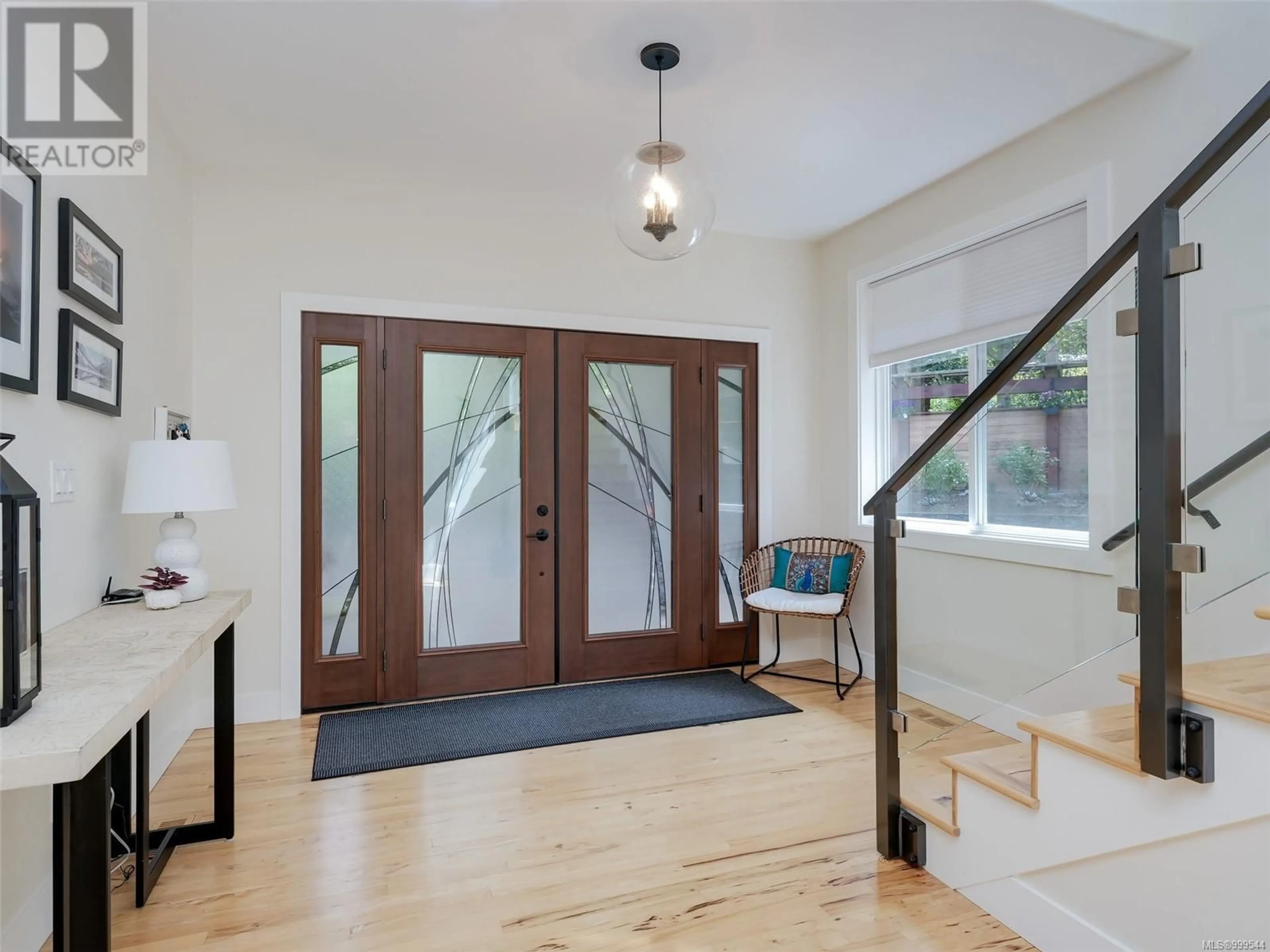 Indoor entryway for 1202 OCEAN PARK LANE, Saanich British Columbia V8X5M6