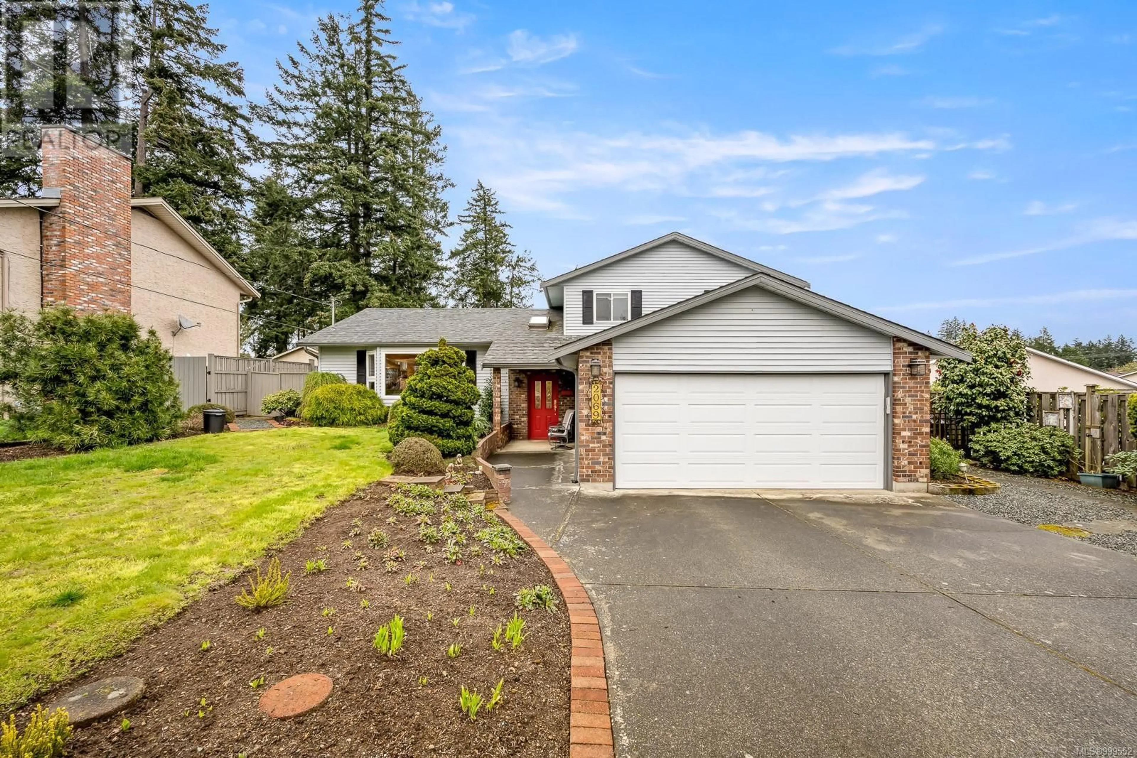 Home with vinyl exterior material, street for 2069 GULL AVENUE, Comox British Columbia V9M1L5