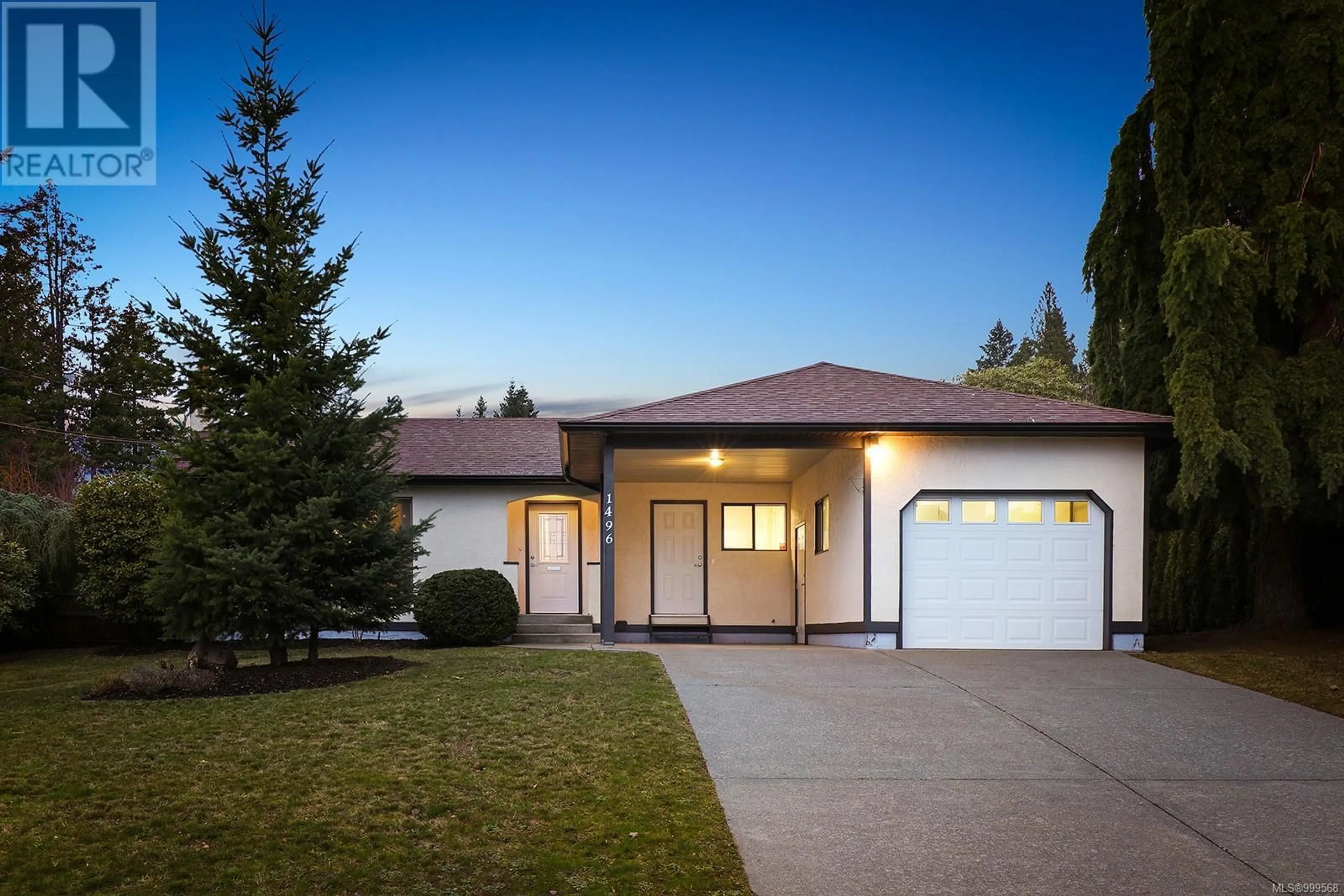 Home with vinyl exterior material, street for 1496 BALMORAL AVENUE, Comox British Columbia V9M2P6