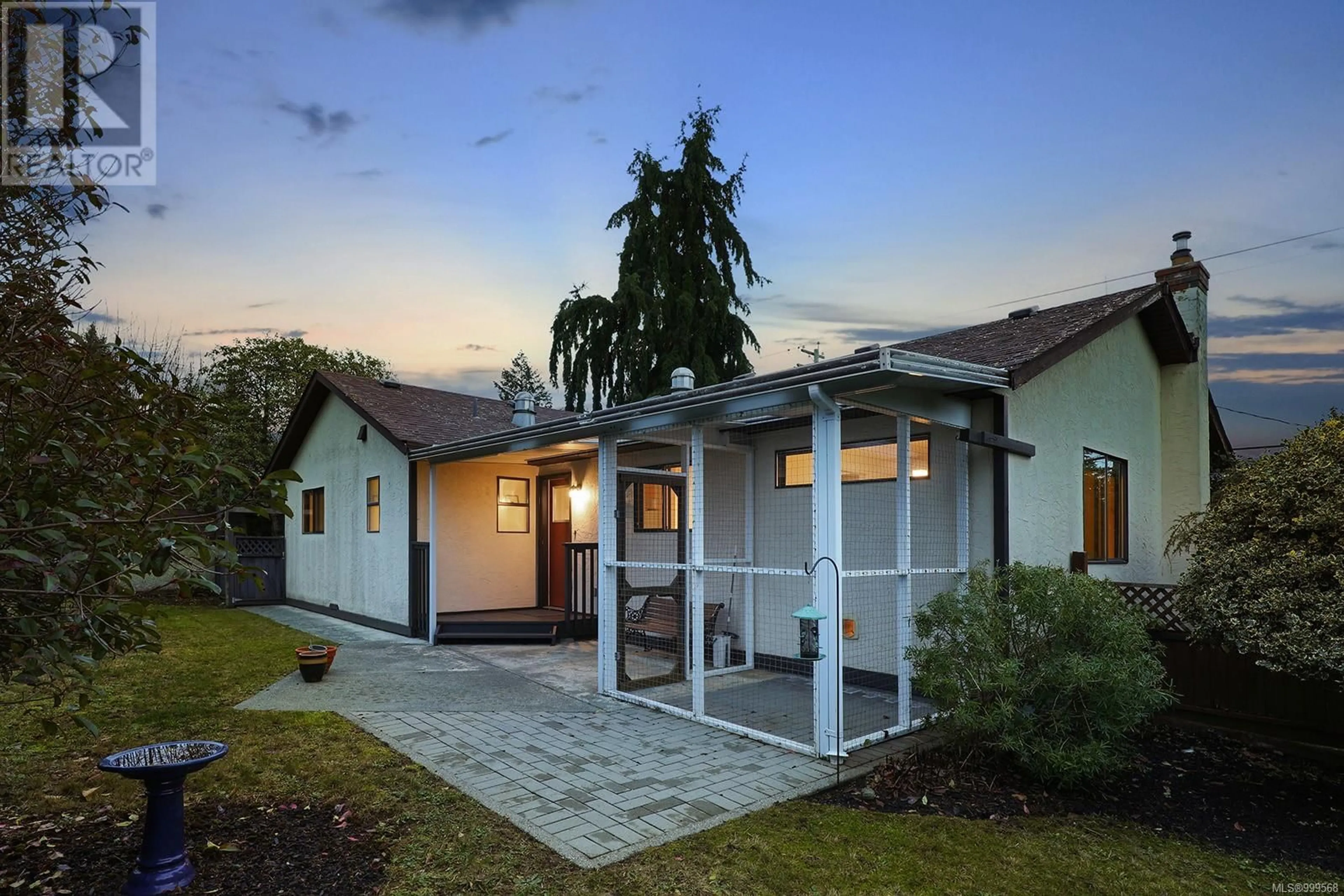 Home with vinyl exterior material, street for 1496 BALMORAL AVENUE, Comox British Columbia V9M2P6