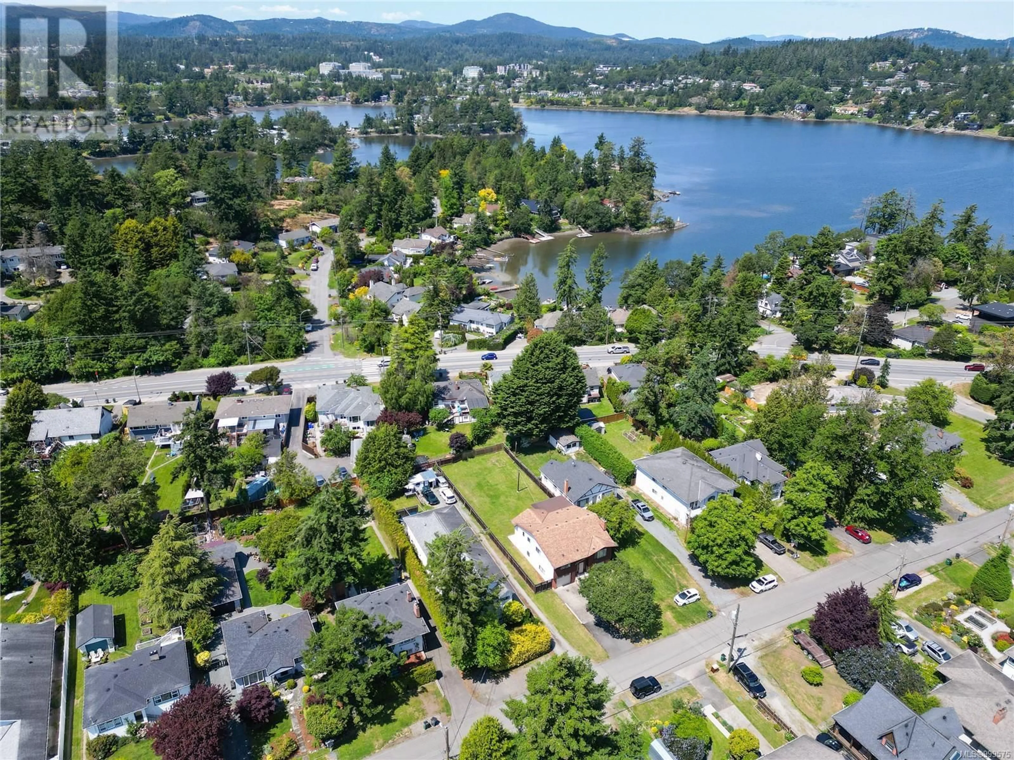 A pic from outside/outdoor area/front of a property/back of a property/a pic from drone, water/lake/river/ocean view for 2844 ROCKWELL AVENUE, Saanich British Columbia V9A2M9