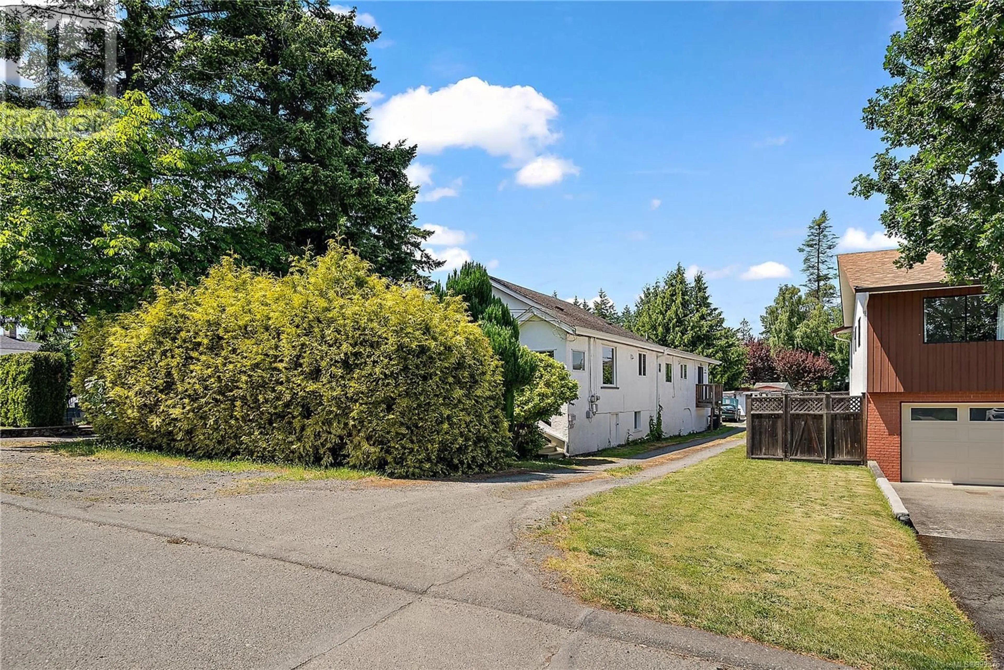 A pic from outside/outdoor area/front of a property/back of a property/a pic from drone, street for 2844 ROCKWELL AVENUE, Saanich British Columbia V9A2M9