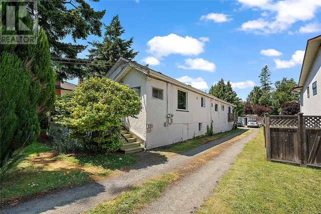 2844 ROCKWELL AVENUE, Saanich 4