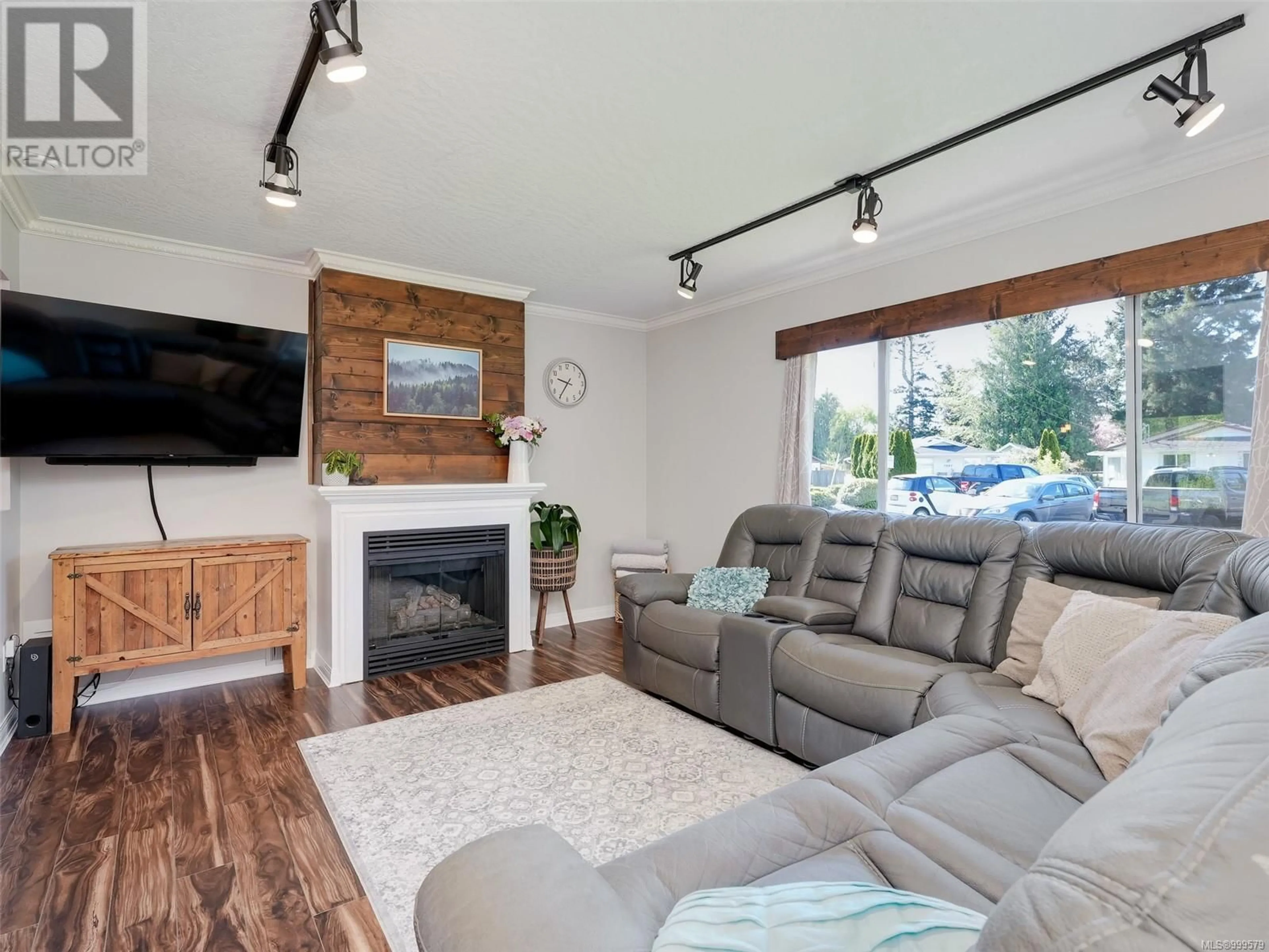 Living room with furniture, wood/laminate floor for 7042 BROOKS PLACE, Sooke British Columbia V9Z0P9