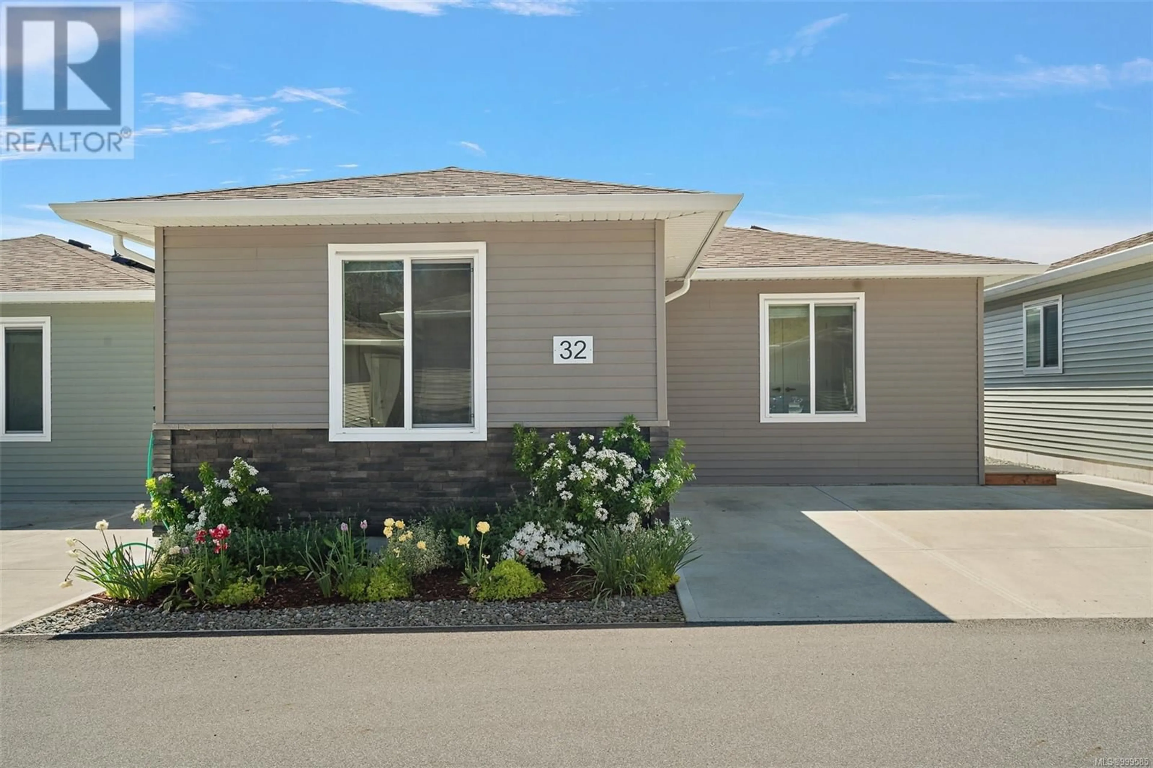 Home with vinyl exterior material, street for 32 - 7650 QWUC CHUS LANE, Central Saanich British Columbia V8M0B4