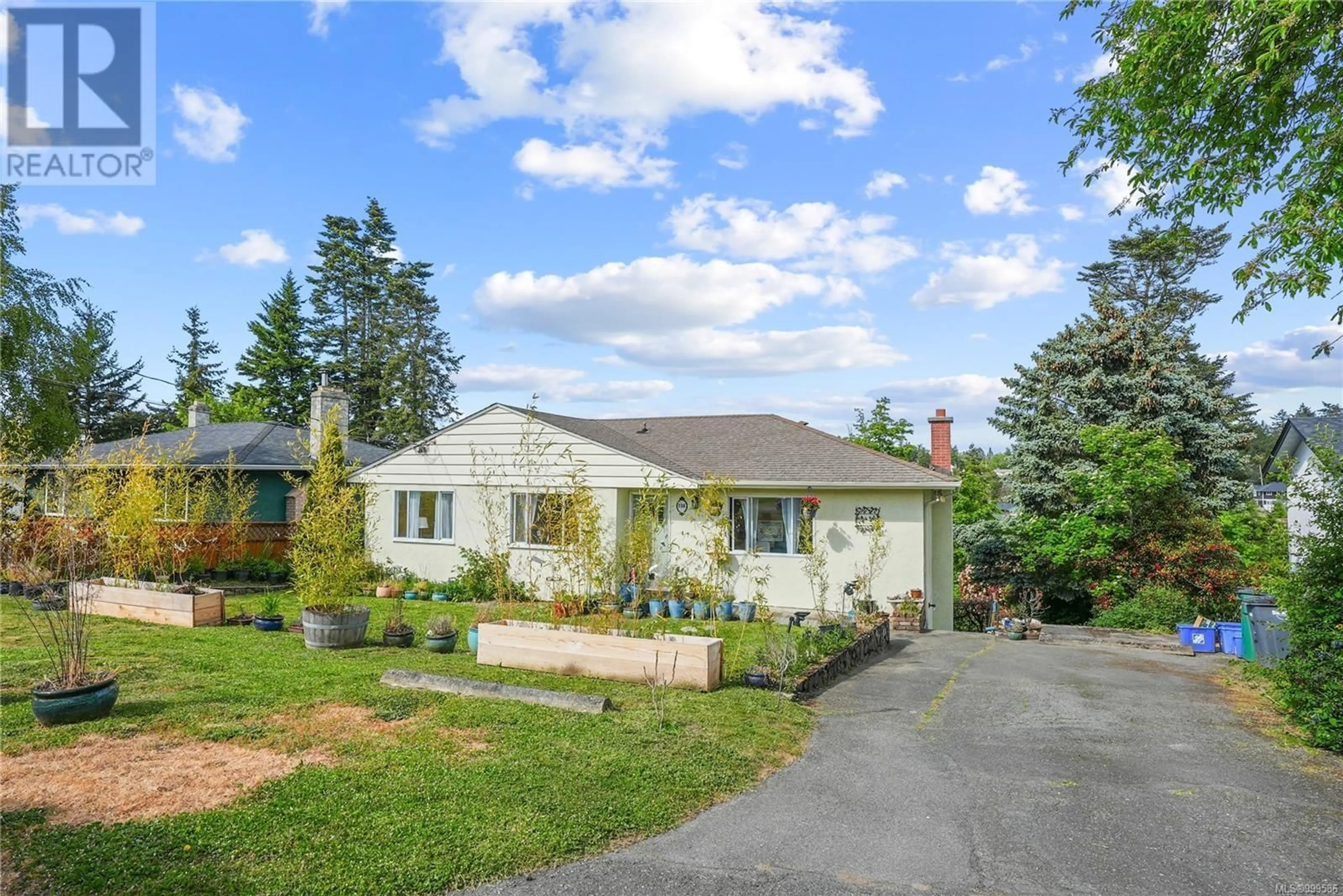A pic from outside/outdoor area/front of a property/back of a property/a pic from drone, street for 736 JASMINE AVENUE, Saanich British Columbia V8Z2N9